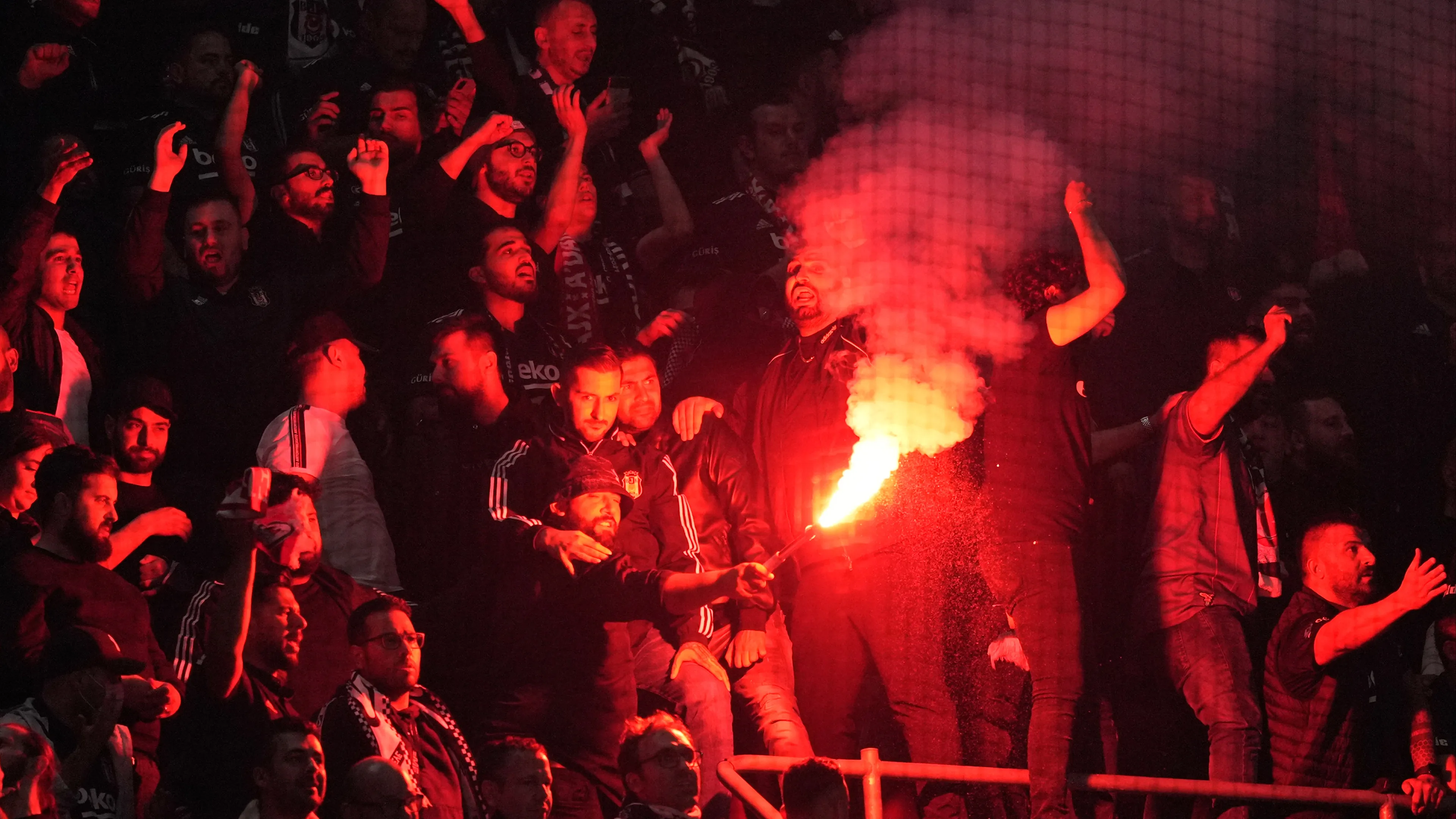 'Ajax-vak tijdelijk ontruimd nadat supporters werden bekogeld met vuurwerk'