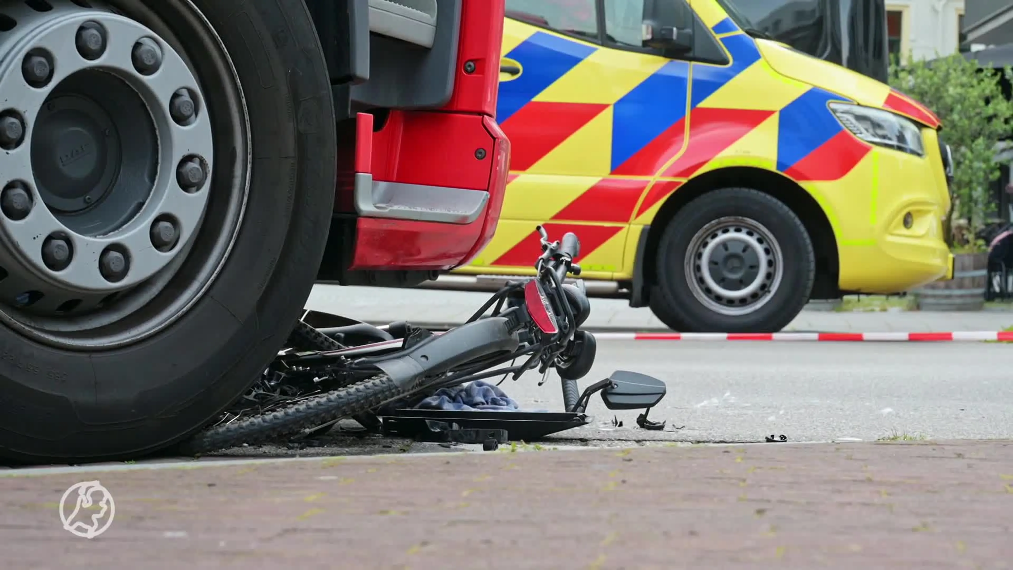 Fietsster belandt onder vrachtwagen, slachtoffer naar ziekenhuis gebracht