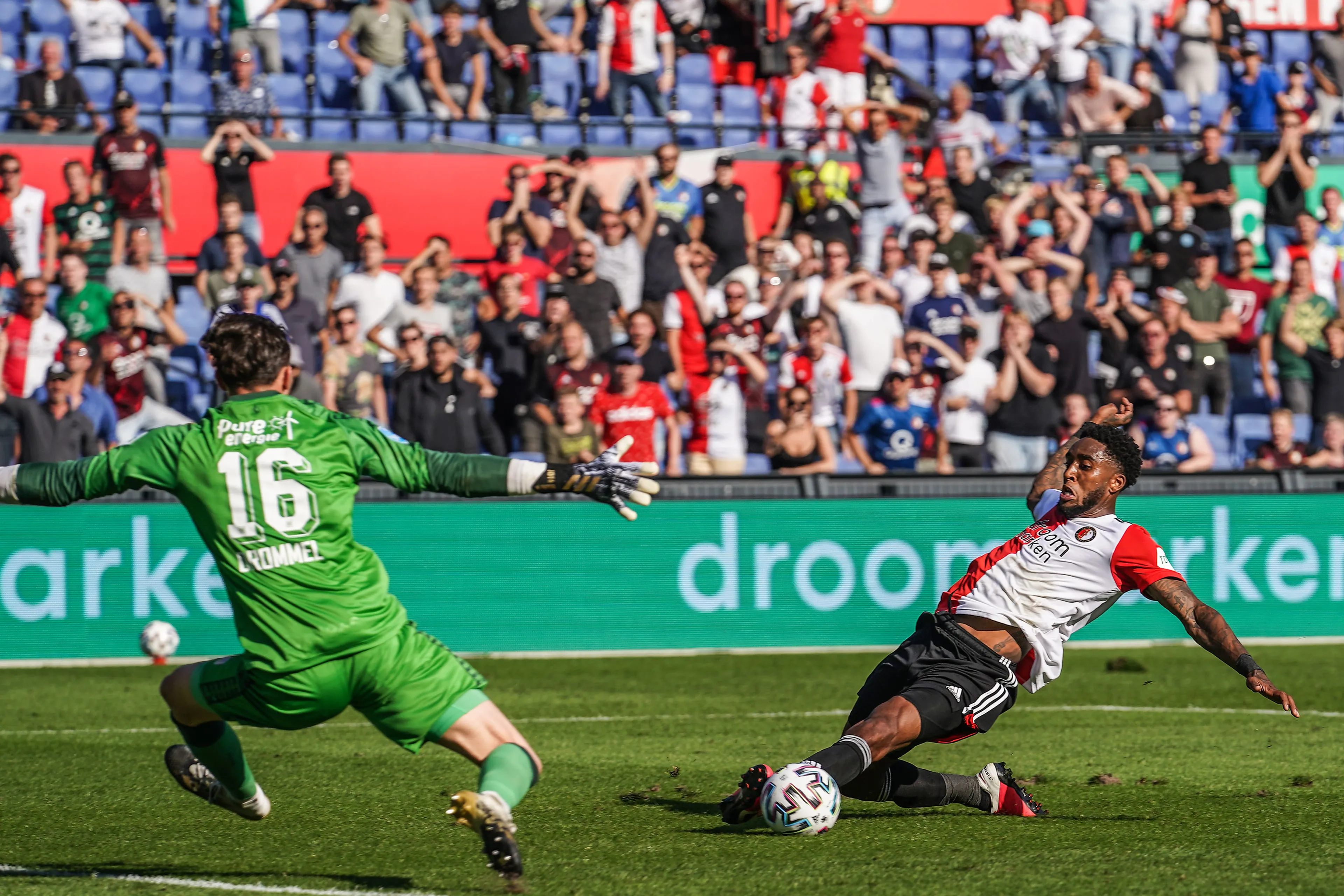 Felle kritiek op 'schandalige' drukte in stadion bij Feyenoord-FC Twente