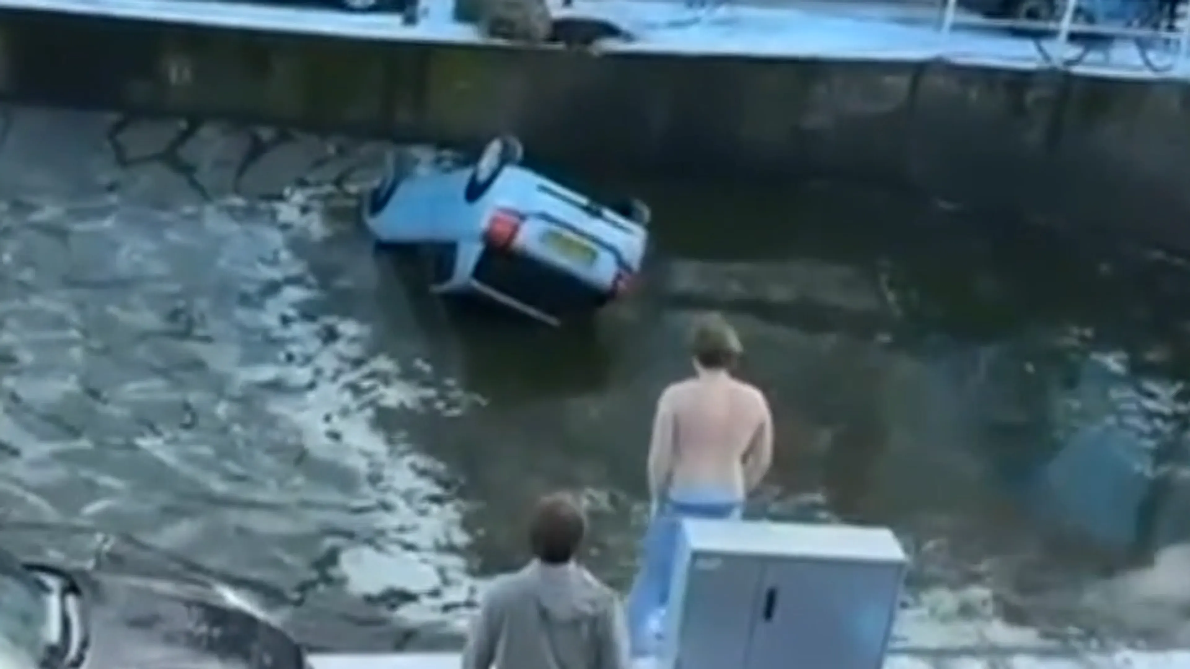 ZIEN: Student springt in ijskoude Delftse gracht en redt vrouw uit auto