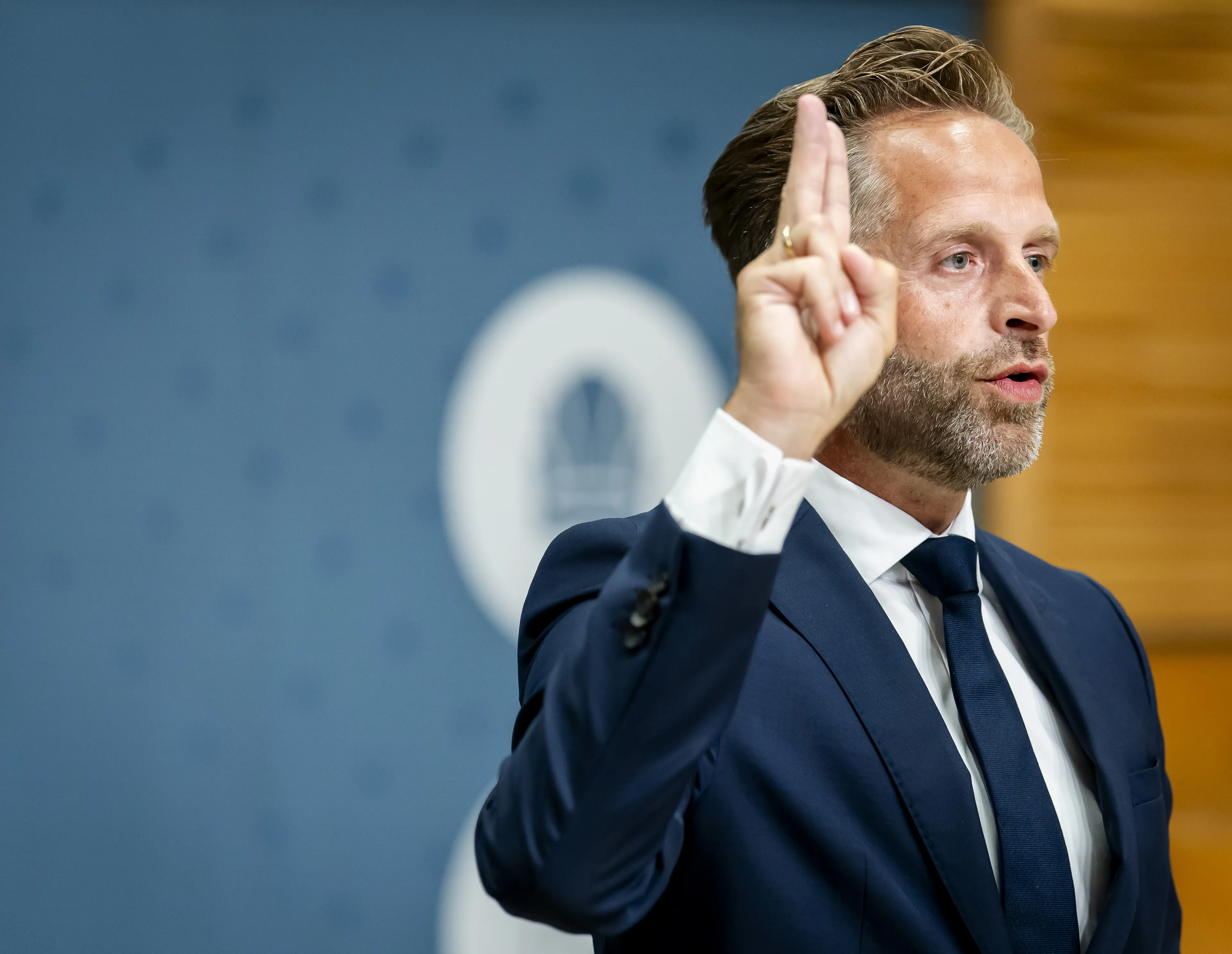 De Jonge verdedigt coronabeleid tijdens verhoor: 'Vreselijk, maar onvermijdelijk'