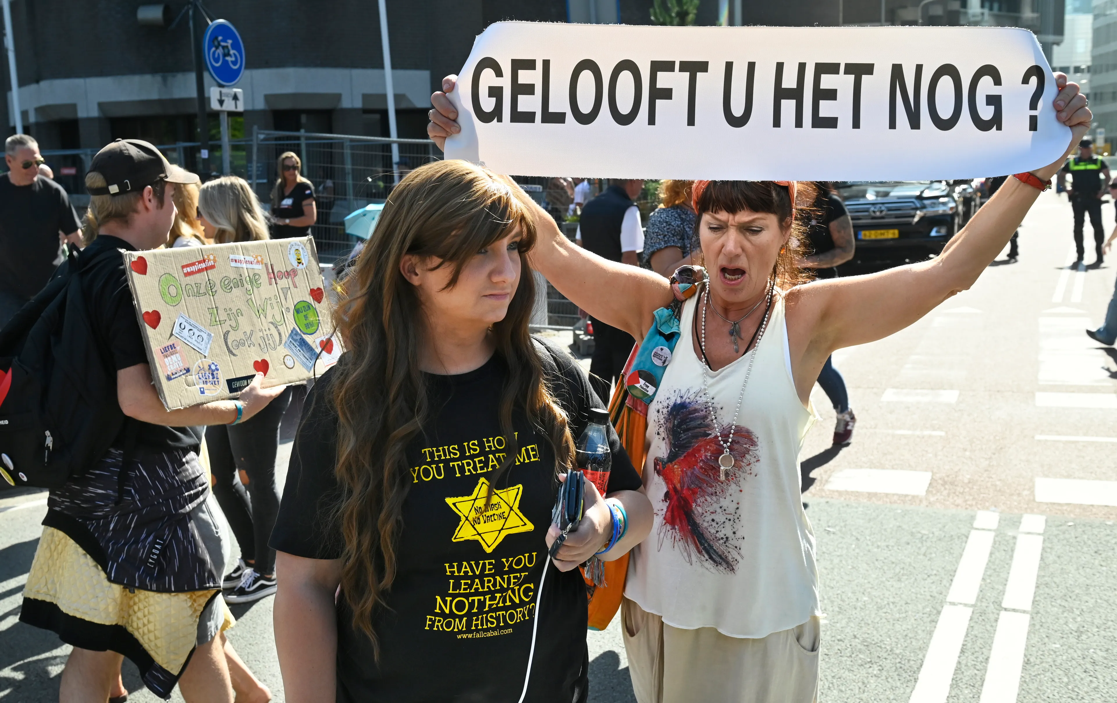 Joodse organisaties: 'Politiek, spreek je uit tegen vergelijkingen coronamaatregelen en Holocaust'