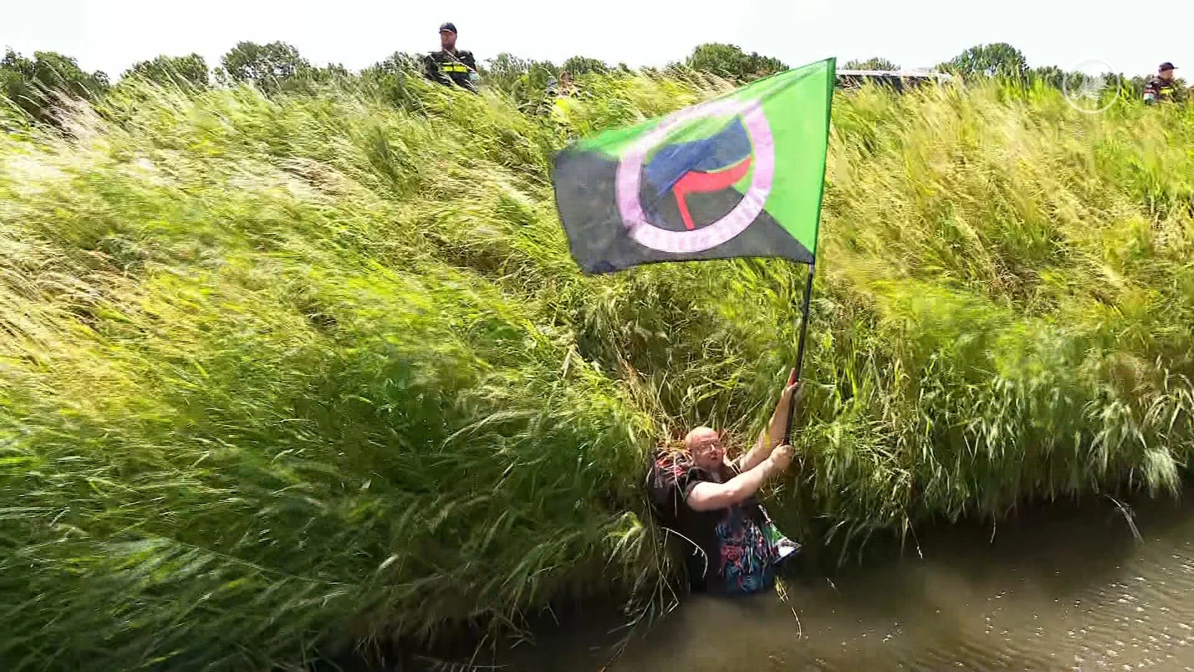 Politie houdt actievoerders tegen die A44 willen blokkeren