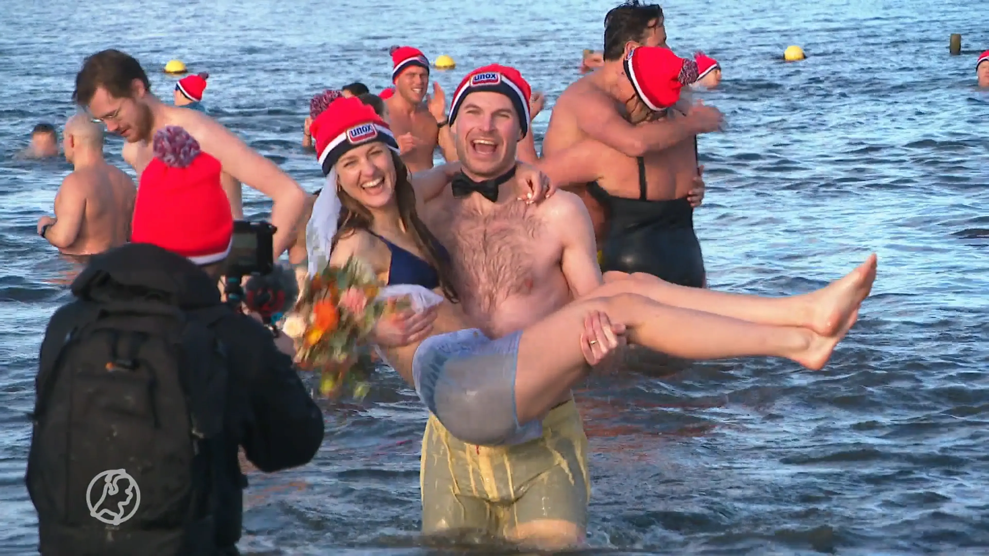 Kersvers bruidspaar doet nieuwjaarsduik in Woerden