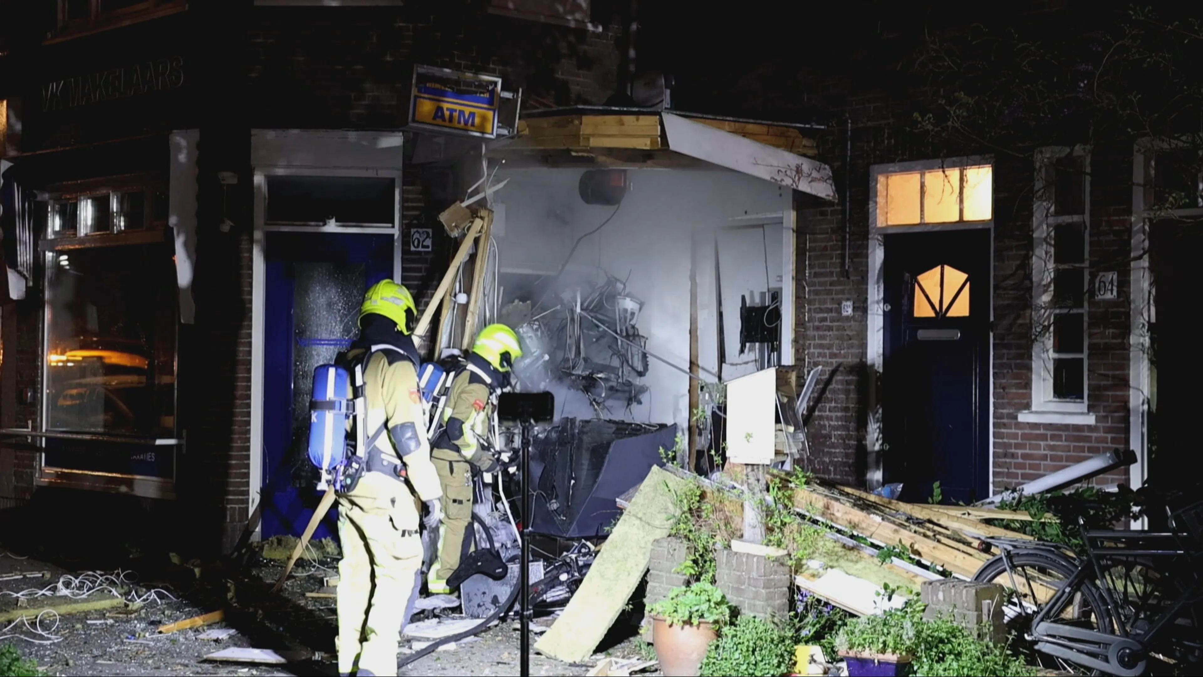 Ravage na explosie bij geldautomaat in woonwijk Haarlem
