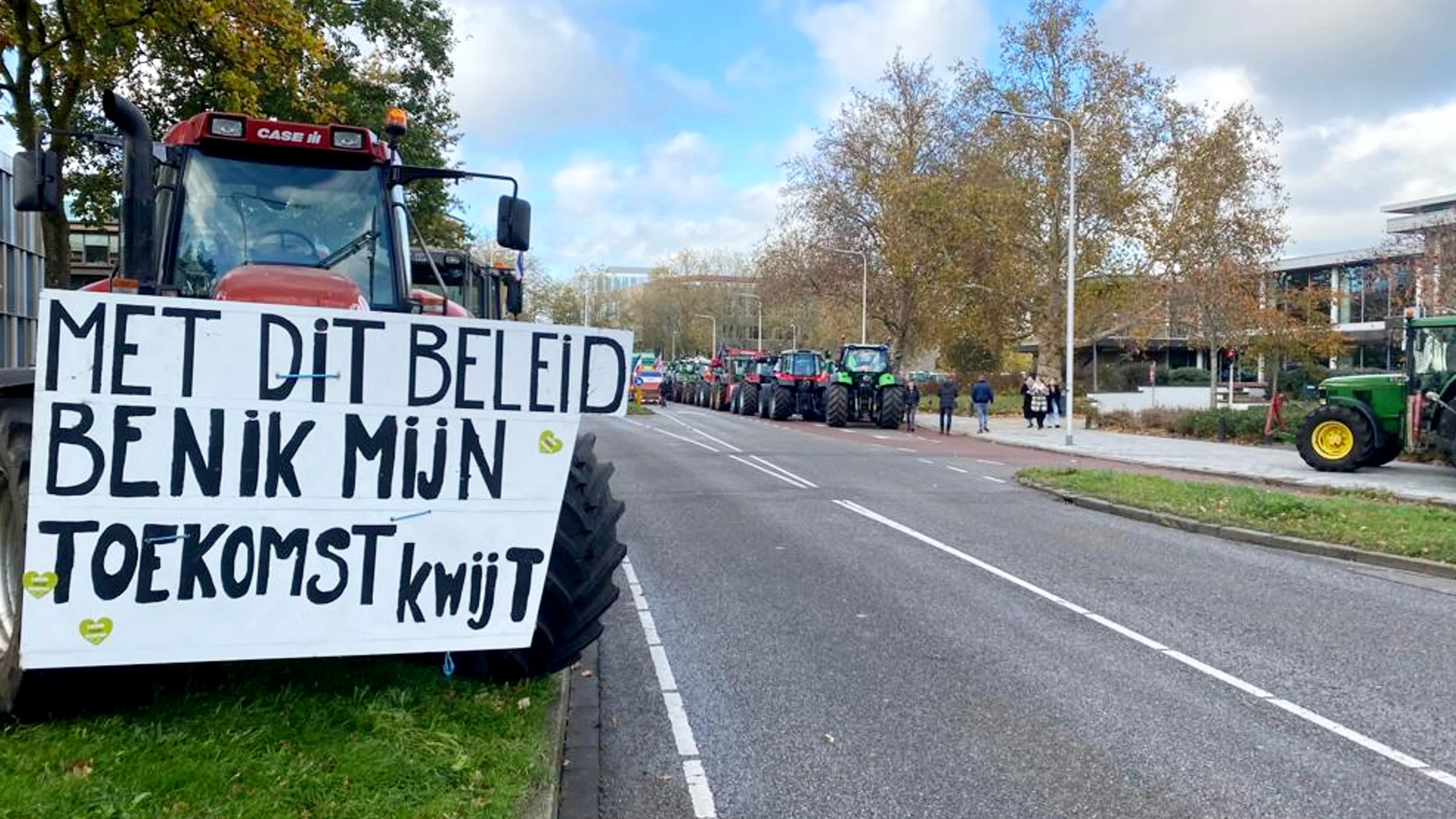 Trekkers langs wegen en omgekeerde vlaggen: boeren gaan actievoeren