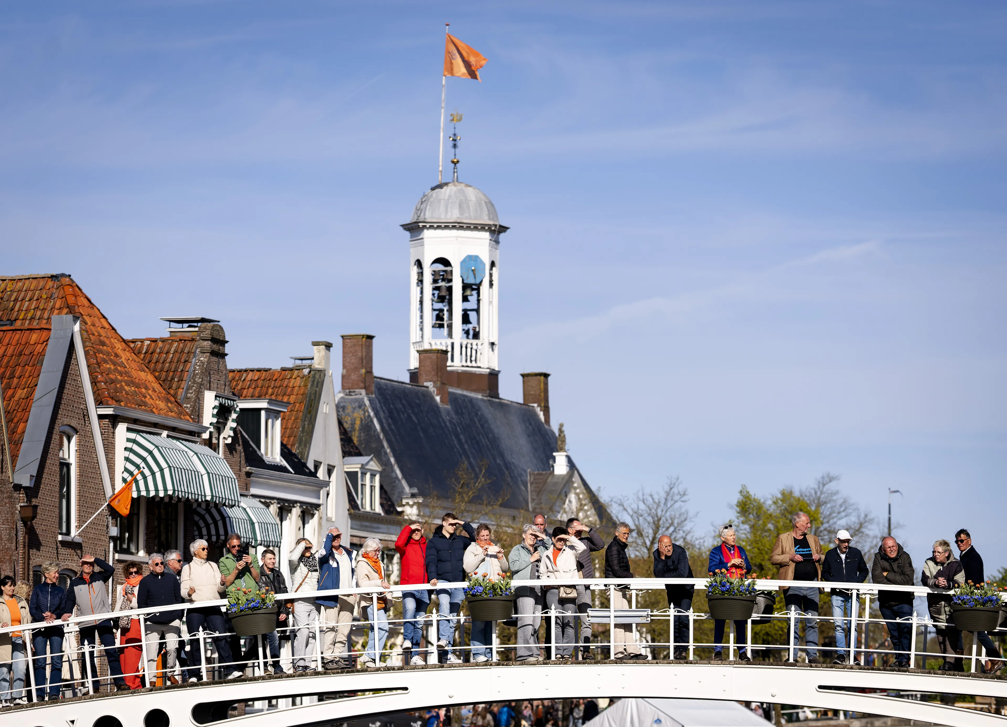ZIEN: Koningspaar enthousiast ontvangen bij aankomst hotel 