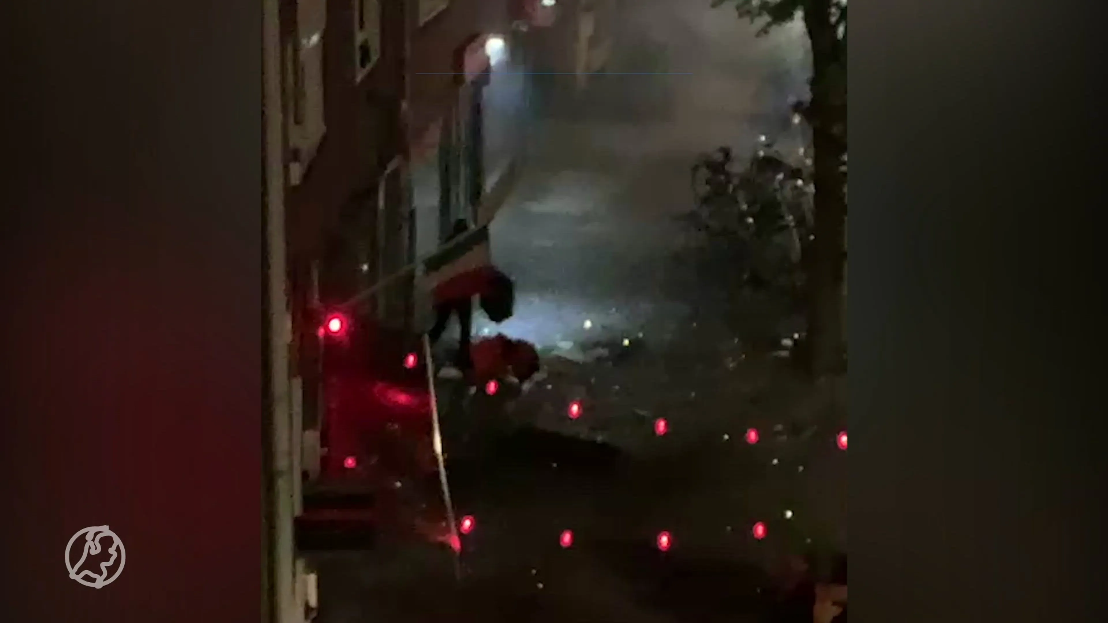 Plofkraak op geldautomaat in Amsterdam, bewoner filmt vluchtende daders