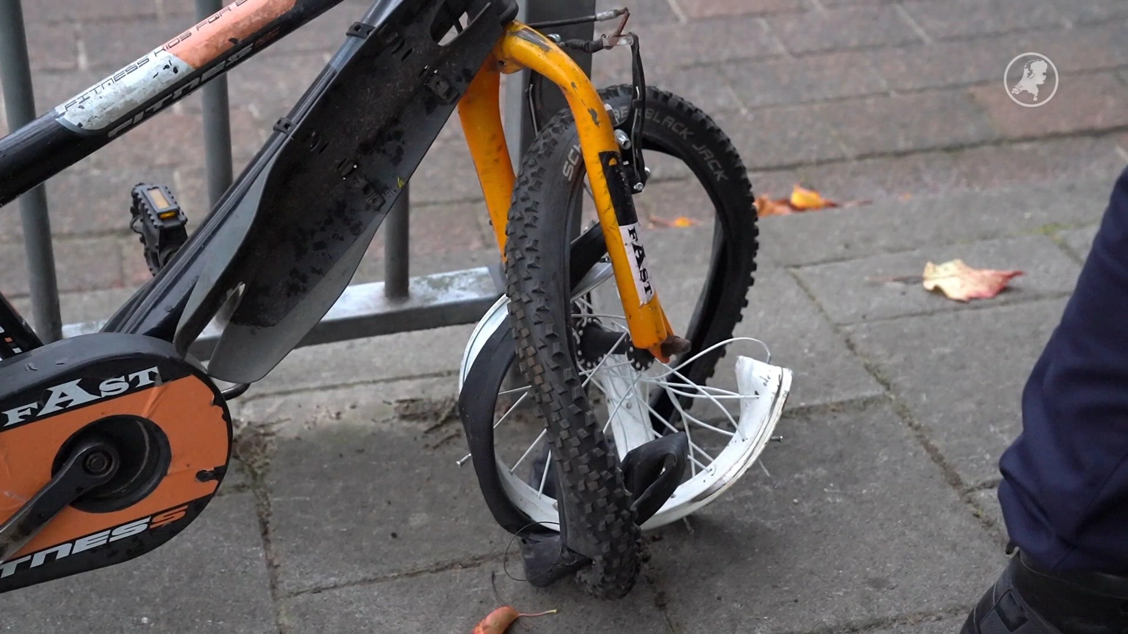 Jong meisje ontsnapt aan gruwelijk drama, fiets aan gort gereden door trein