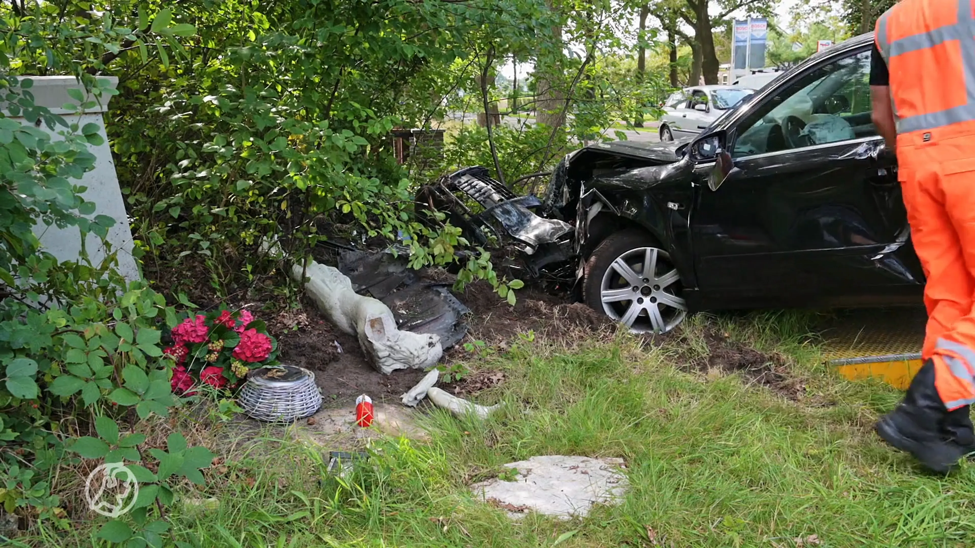 Jezus weer op aarde: beeld van voetstuk gereden bij ongeluk van kruisende auto's
