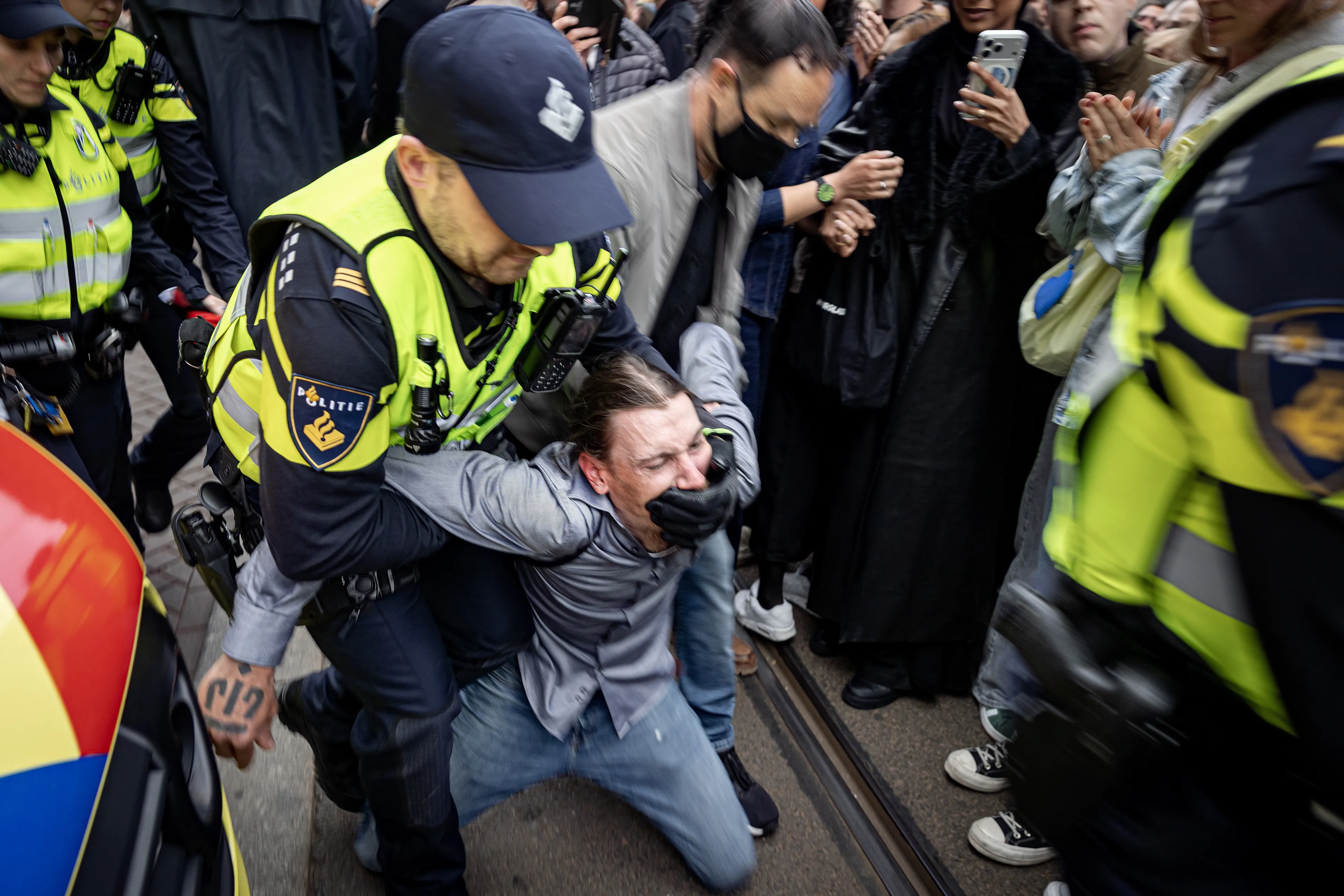 Aanhouding om schreeuwen tijdens twee minuten stilte, ook activisten opgepakt