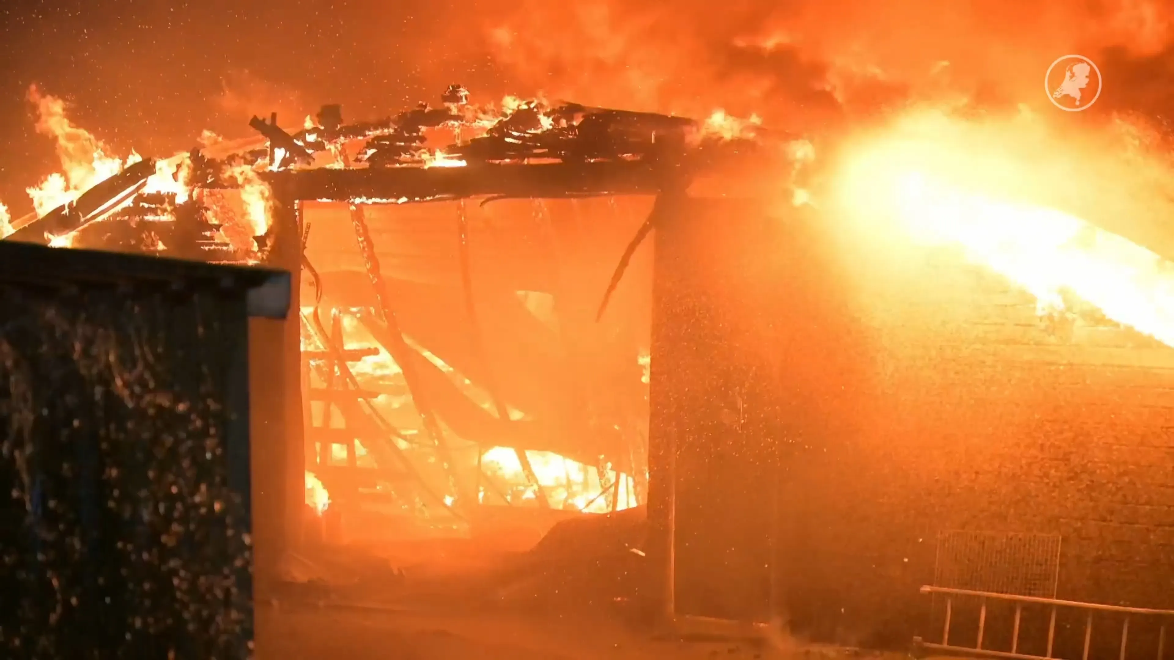 Buurt geschrokken van enorme brand Hazerswoude: 'Het vuur was groen'