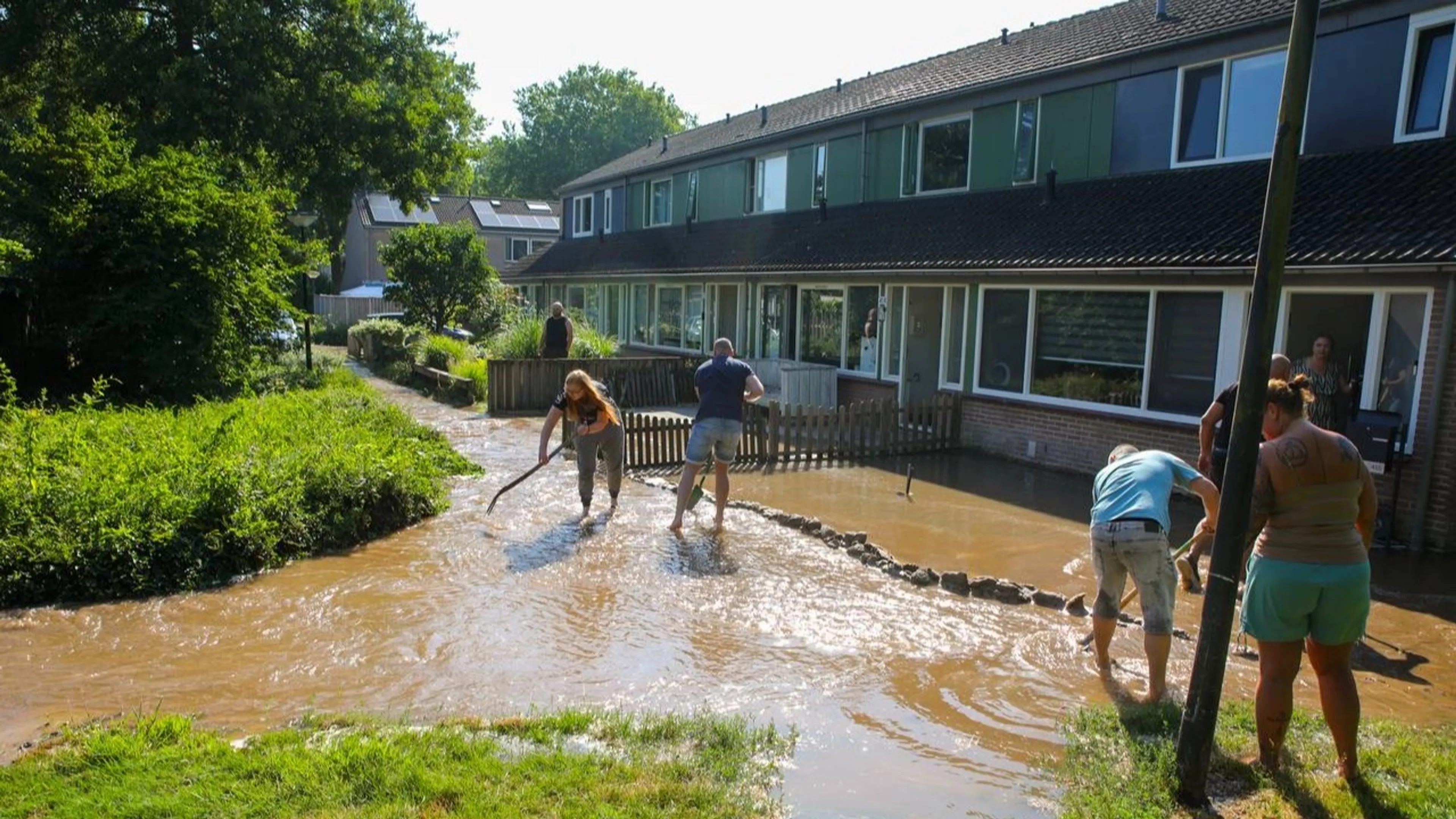 Waterleidingbreuk in Apeldoorn zet straat blank: bewoners komen in actie