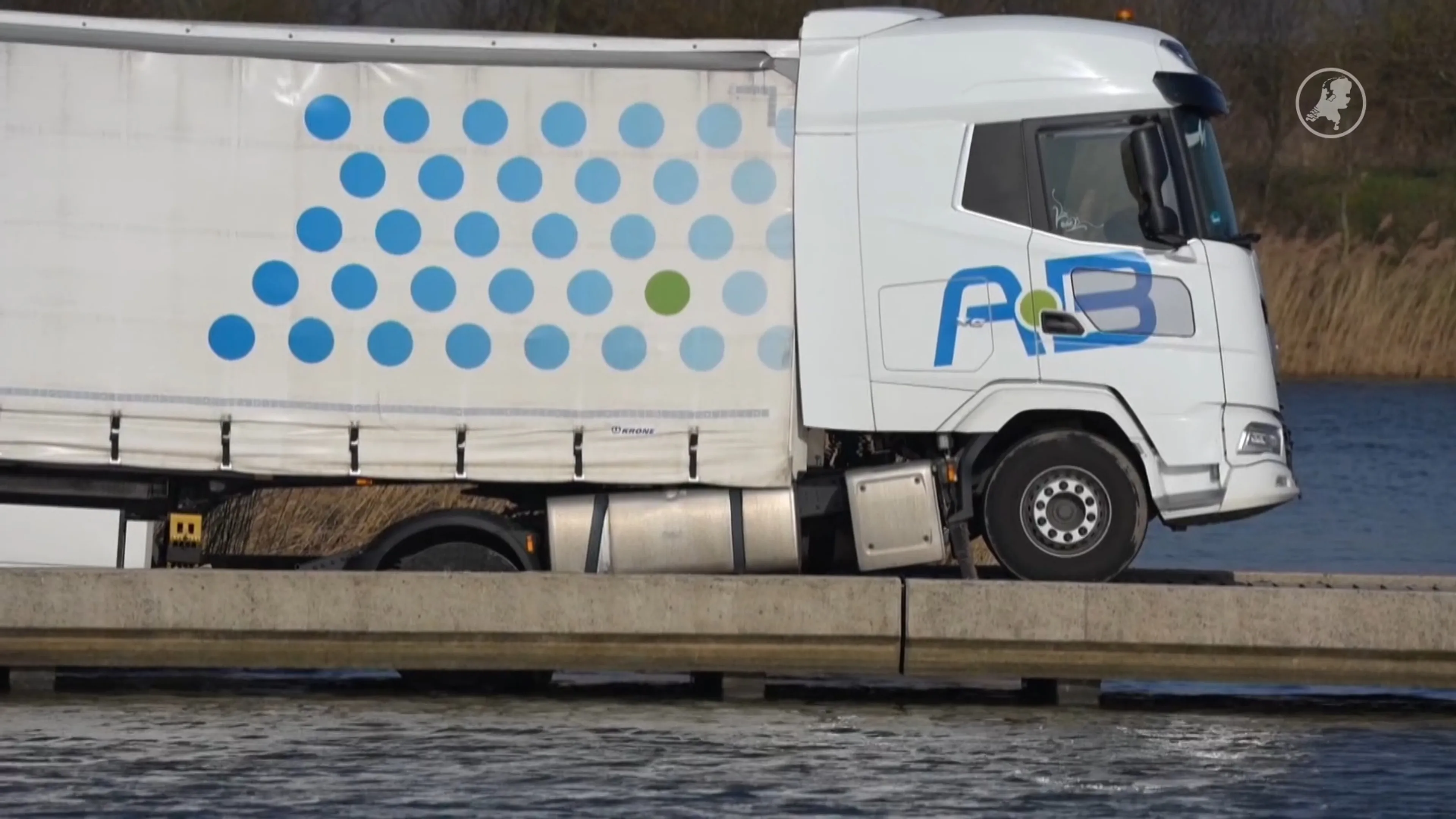 Zwaarbeladen vrachtwagen zakt door brug in Biesbosch