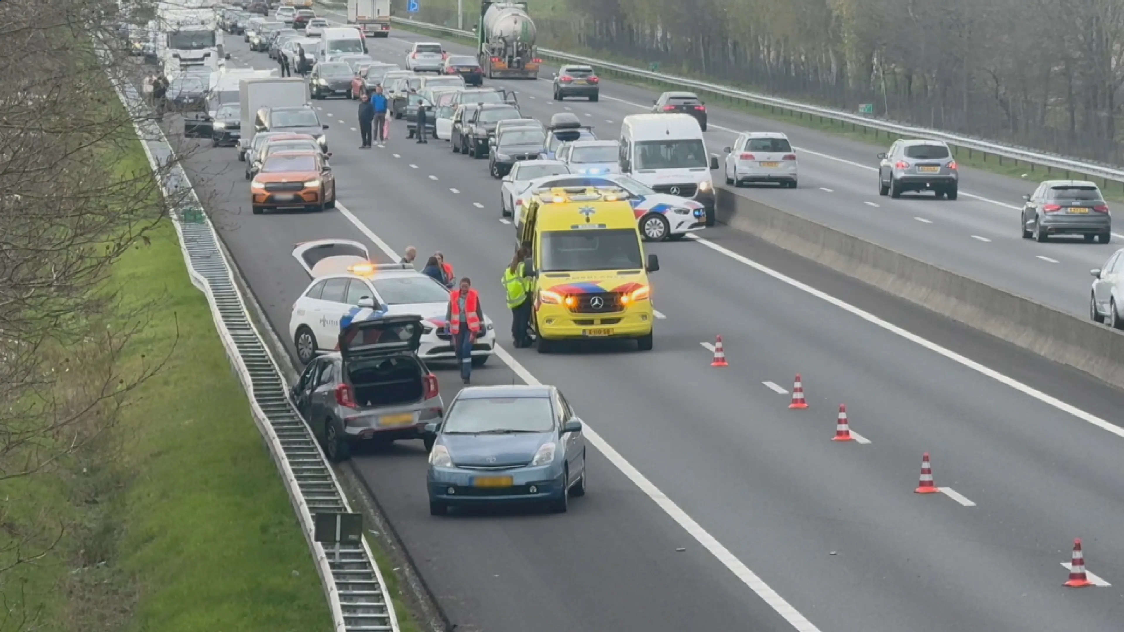 Spookrijdster veroorzaakt botsing met vijf auto's op A67 bij Venlo