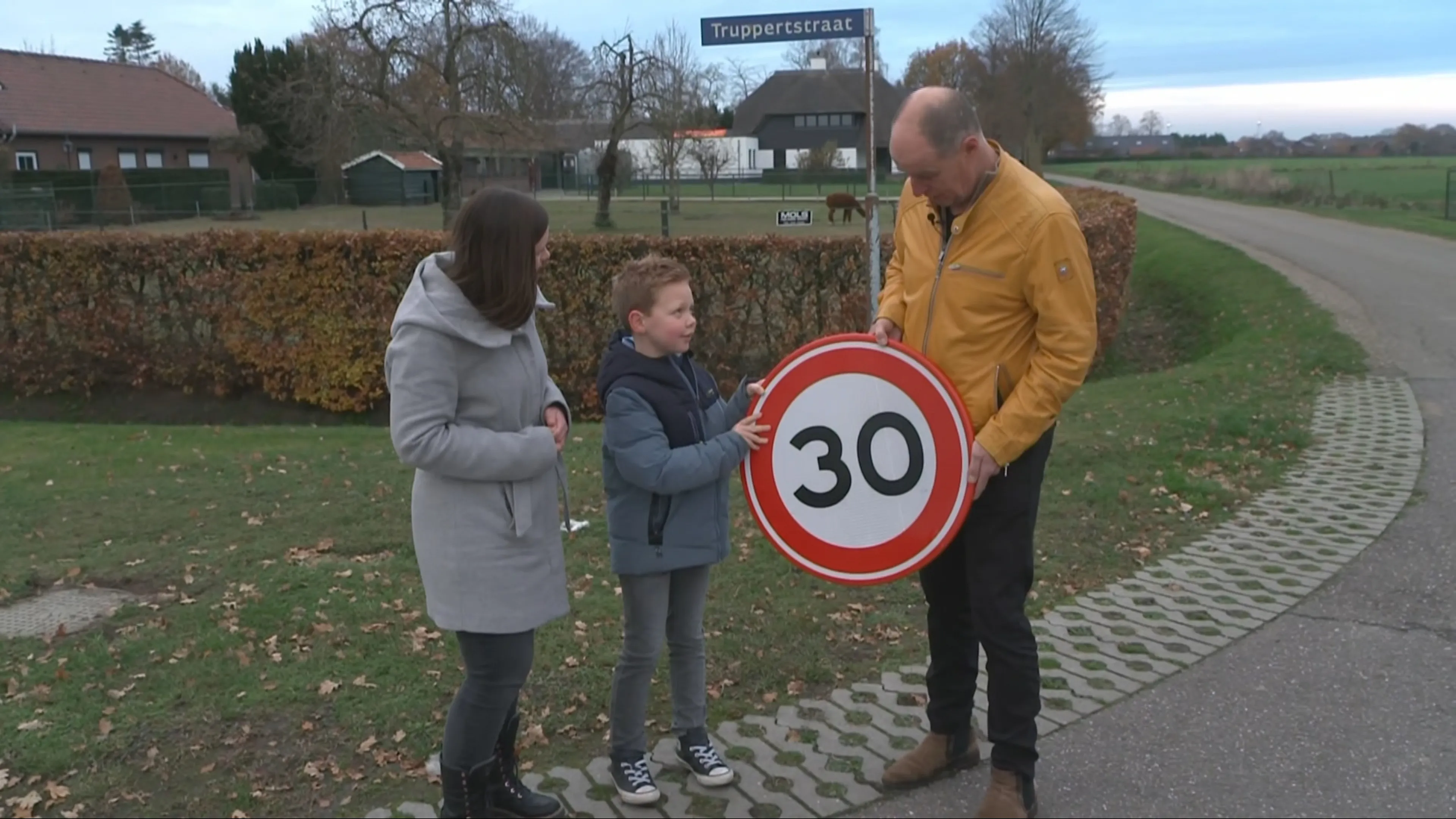 Finn (8) strijdt voor veilig verkeer en spreekt de gemeenteraad toe