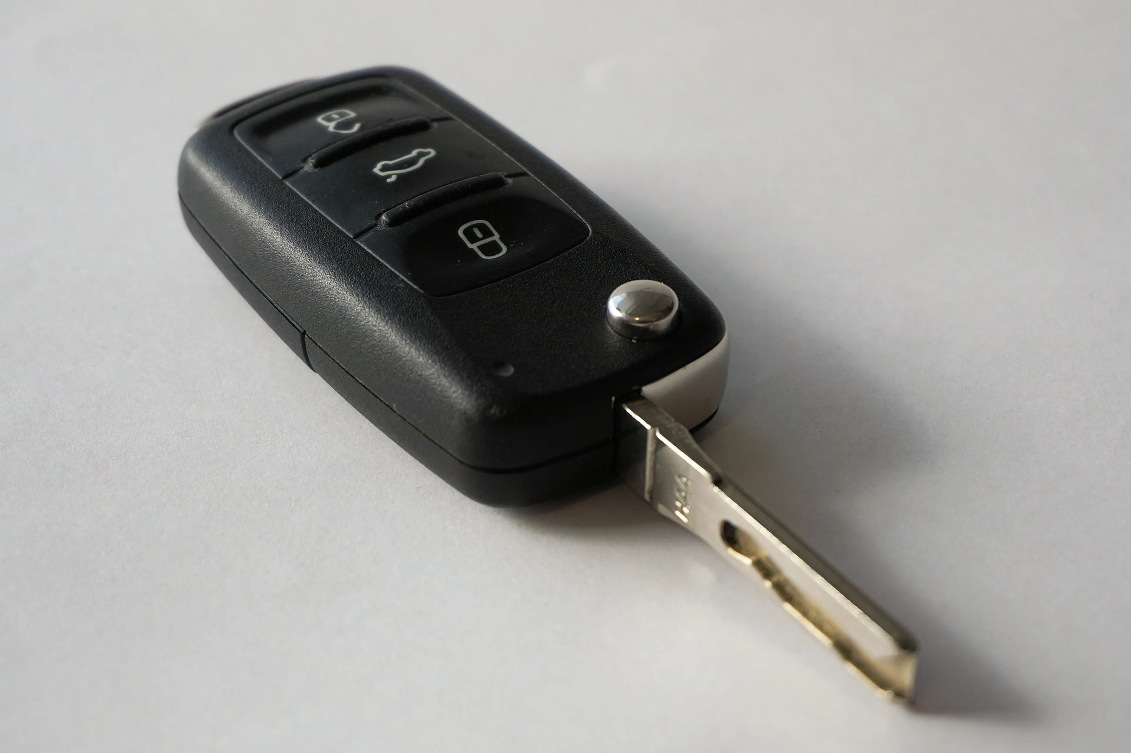 Dief steelt gloednieuwe auto en belandt in sloot in Groet