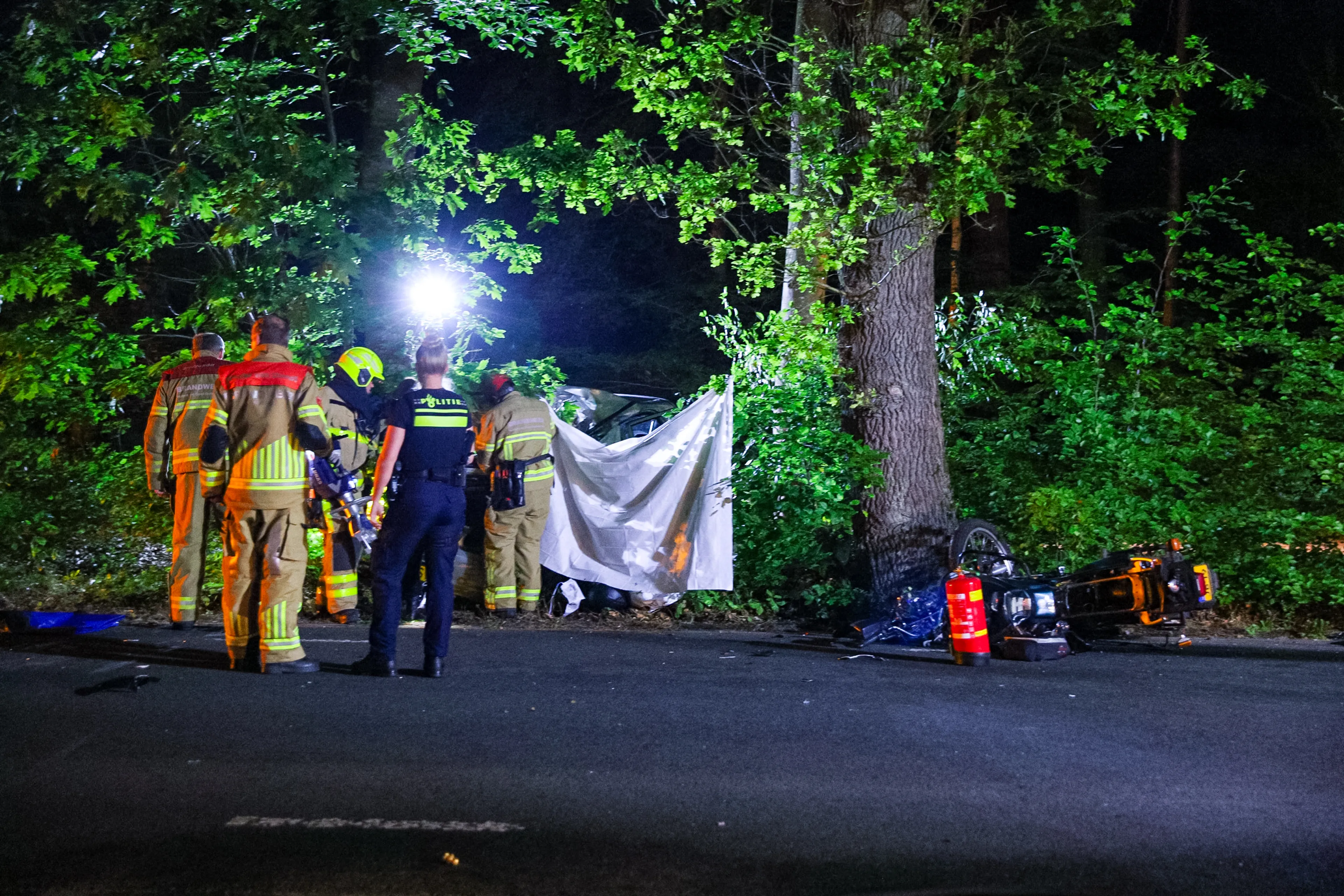 Twee mannen (19 en 57) overleden bij zware crash met motor en auto in Eerbeek