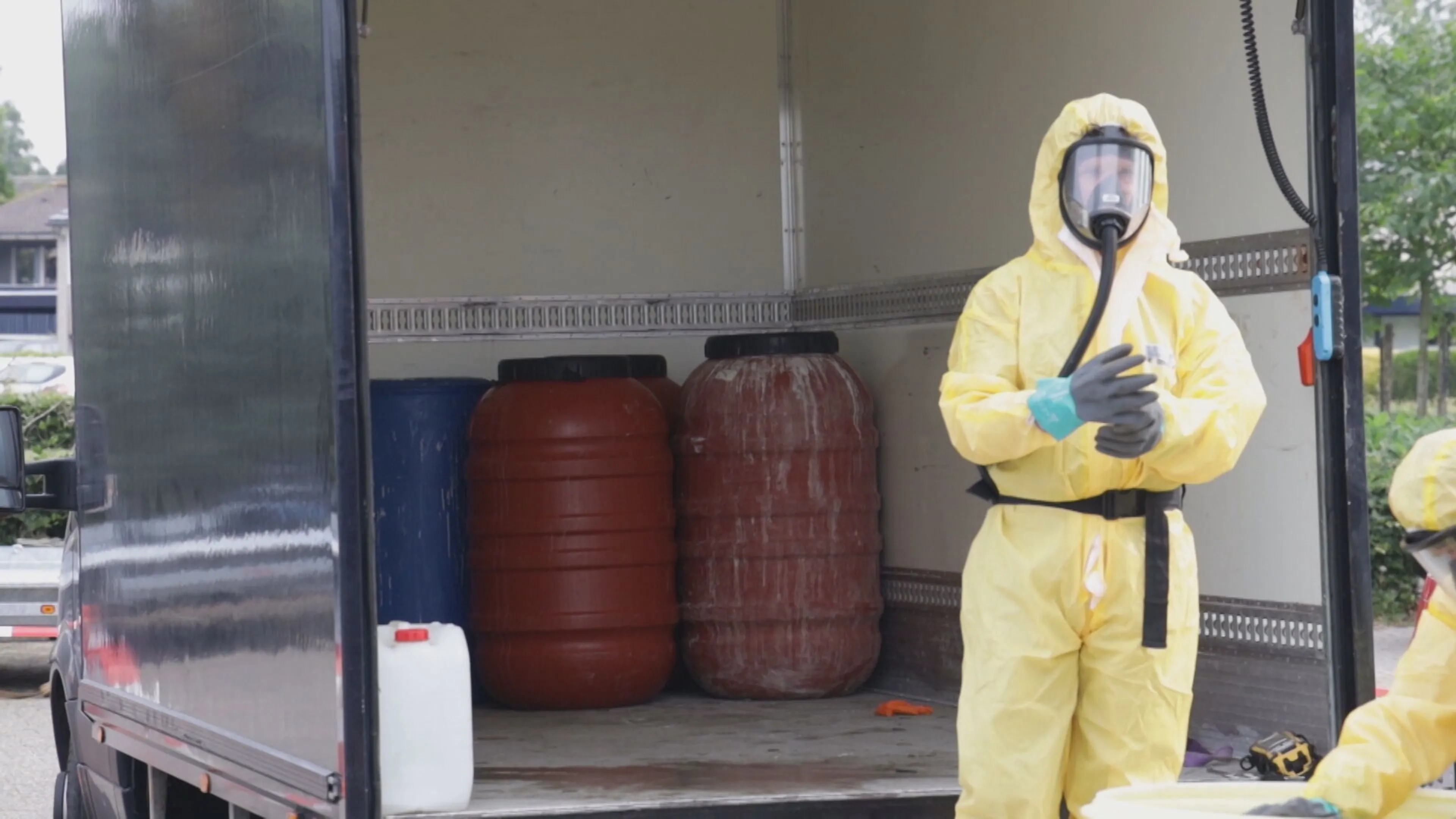 Mysterieus busje in woonwijk Velp blijkt volgestouwd met 3000 liter drugsafval