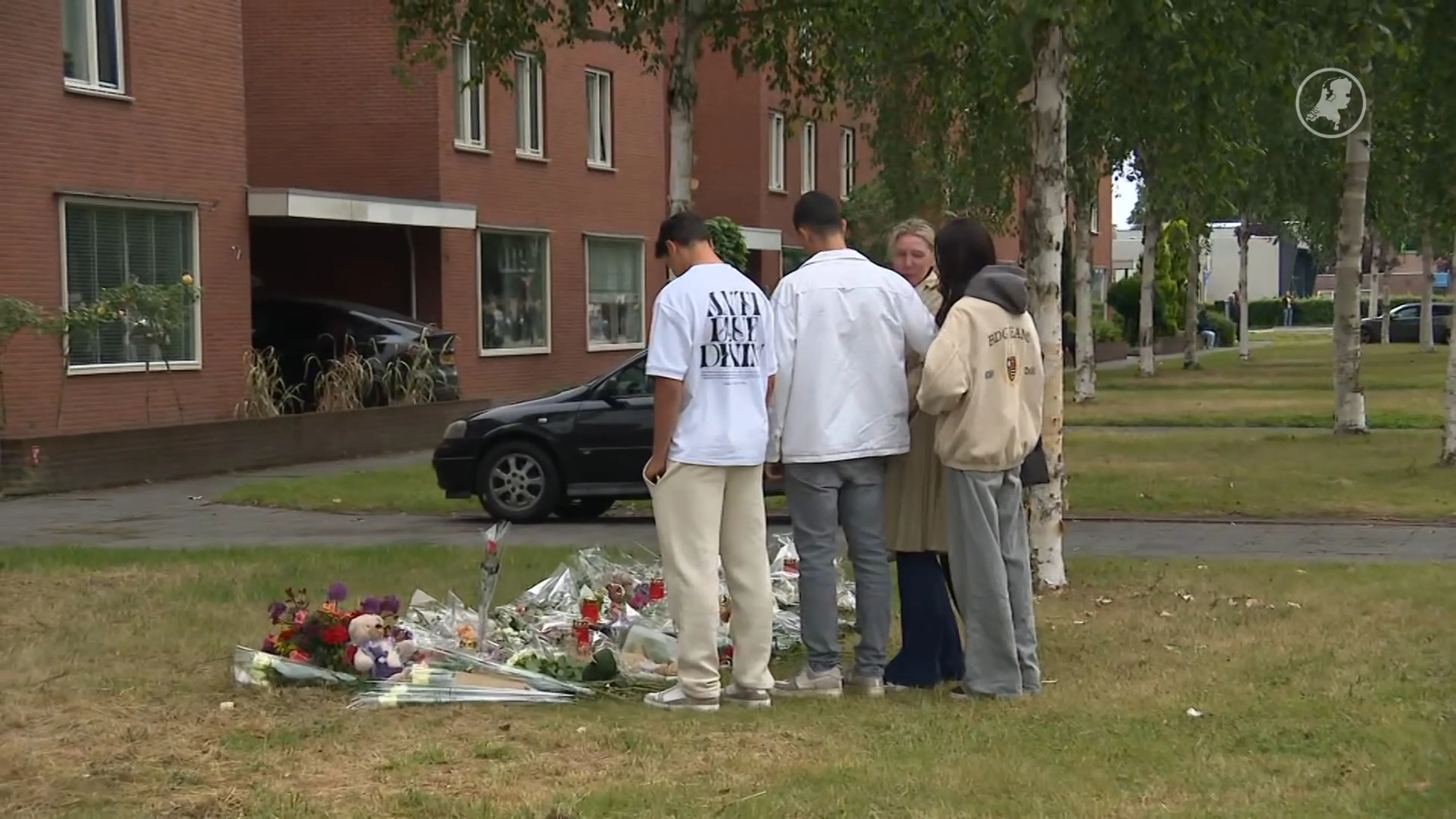 Honderden mensen bij stille tocht voor overleden AJ (14): 's Avonds merk je hoe veel zeer het doet'