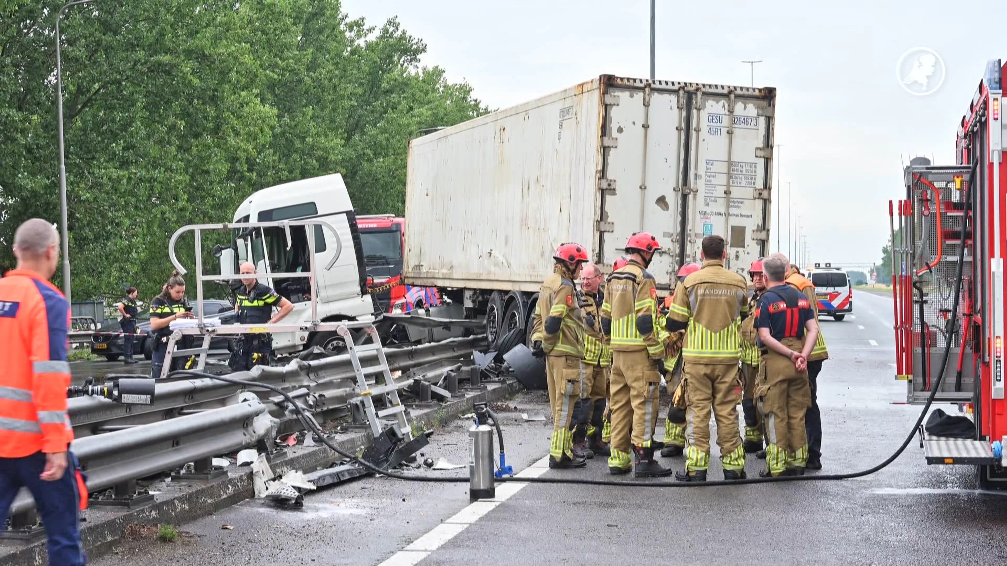 Bestuurder (59) van bestelbus overleden door ongeluk op A27