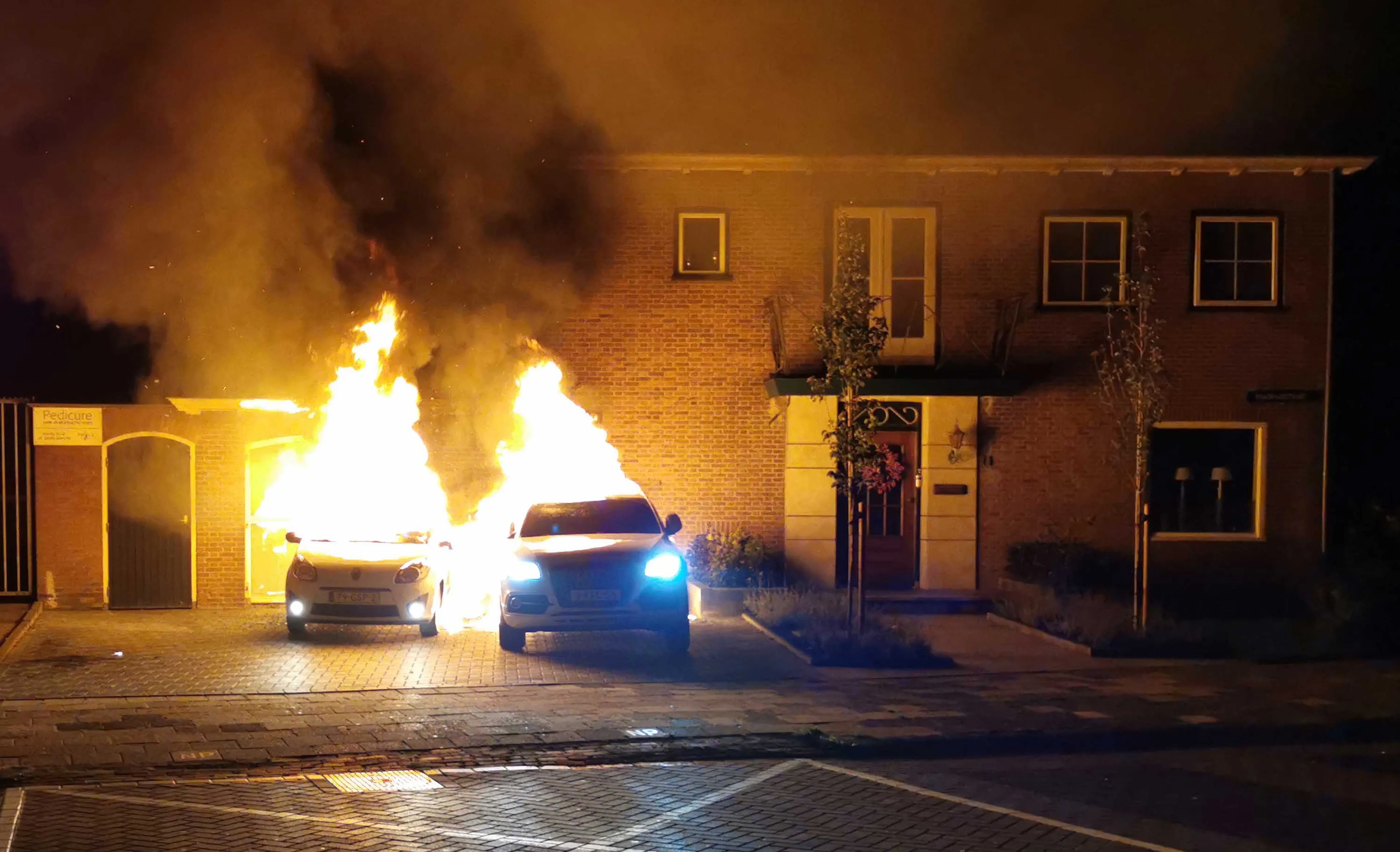 Wendy en René Karst 'aan dood ontsnapt' bij autobrand in Hoogeveen: 'Wie heeft het op ons voorzien?'