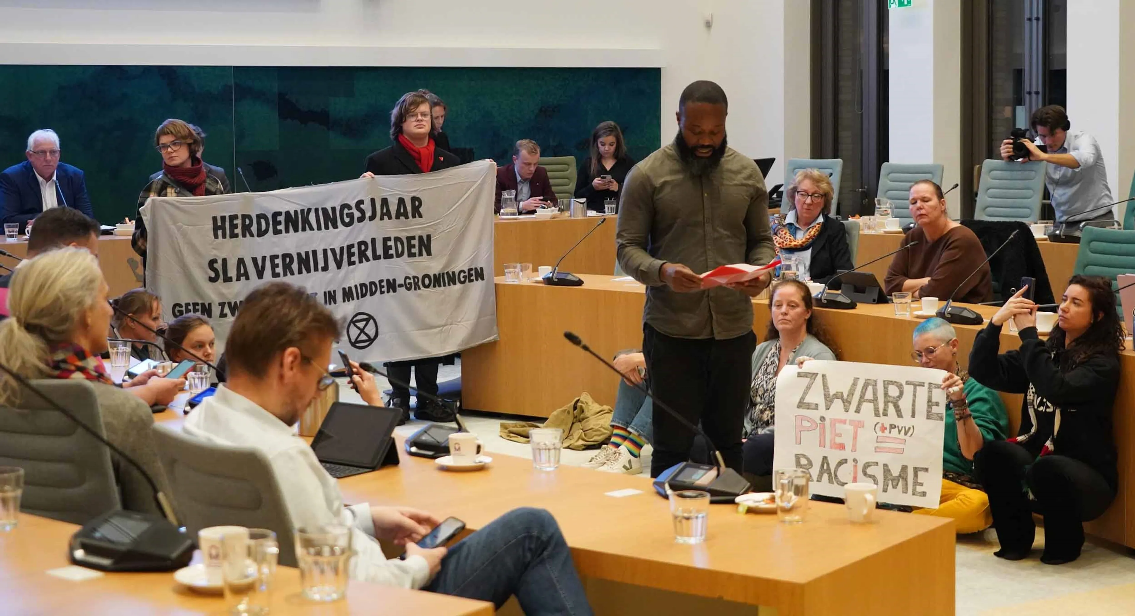 Kick Out Zwarte Piet en Extinction Rebellion verstoren raadsvergaderingen met actie