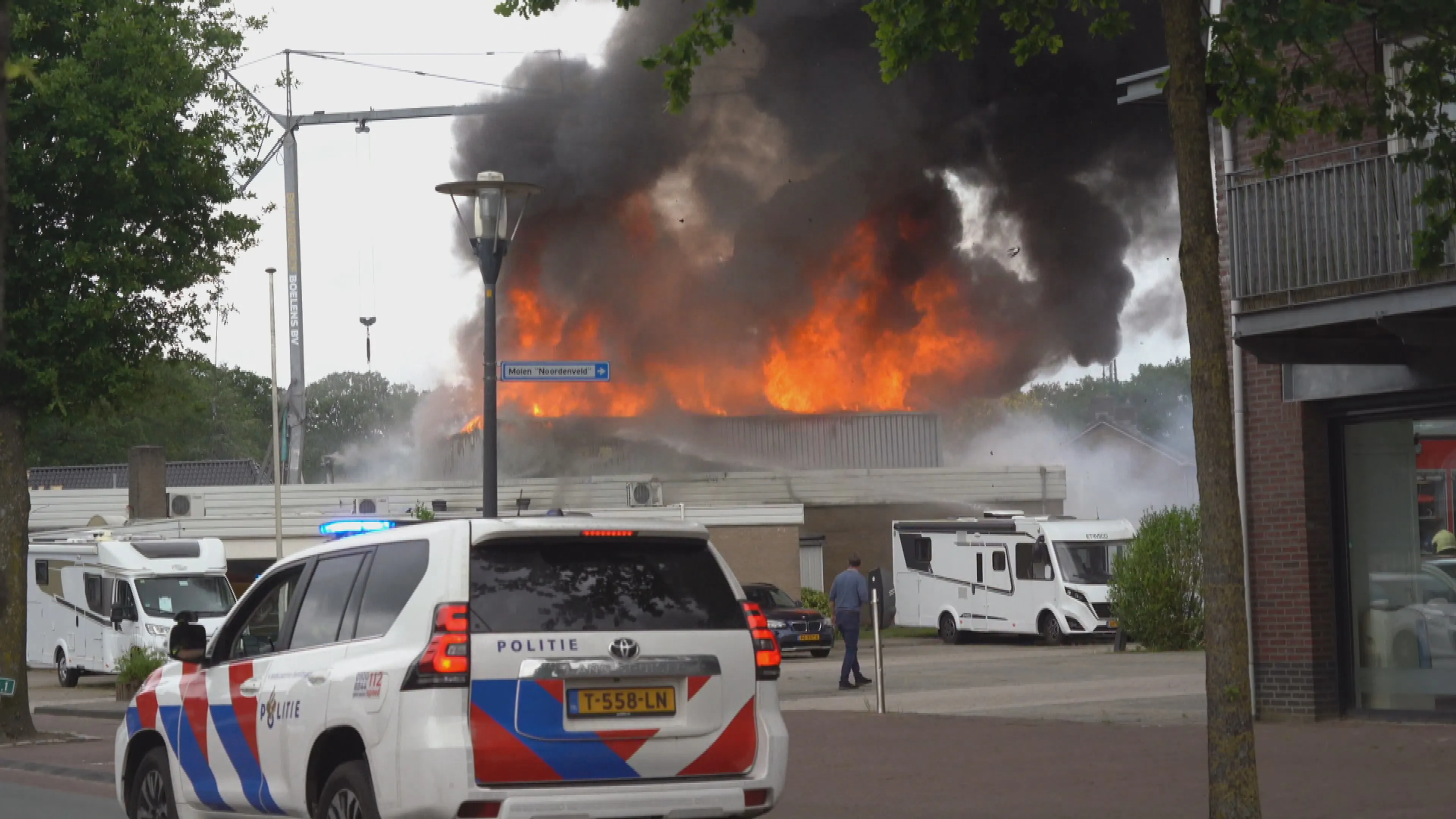 Enorme brand in Norg bij garagebedrijf met tankstation, pand verwoest
