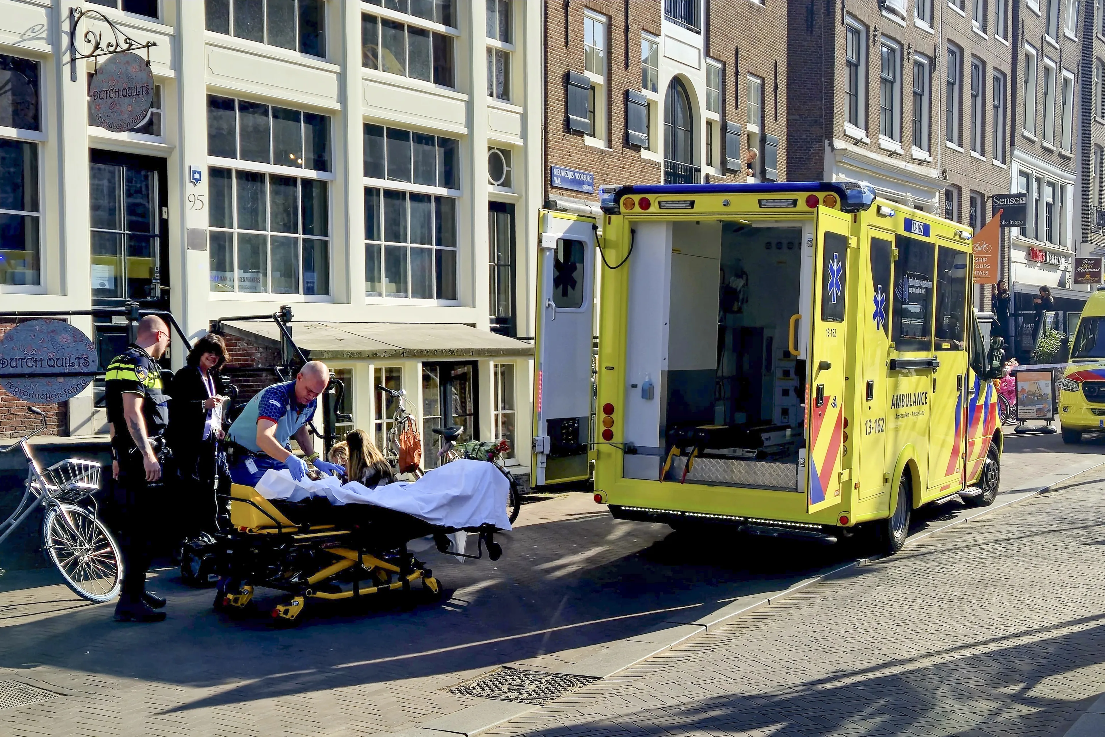 Dit is wat we nu weten over steekpartij met meerdere gewonden in Amsterdam