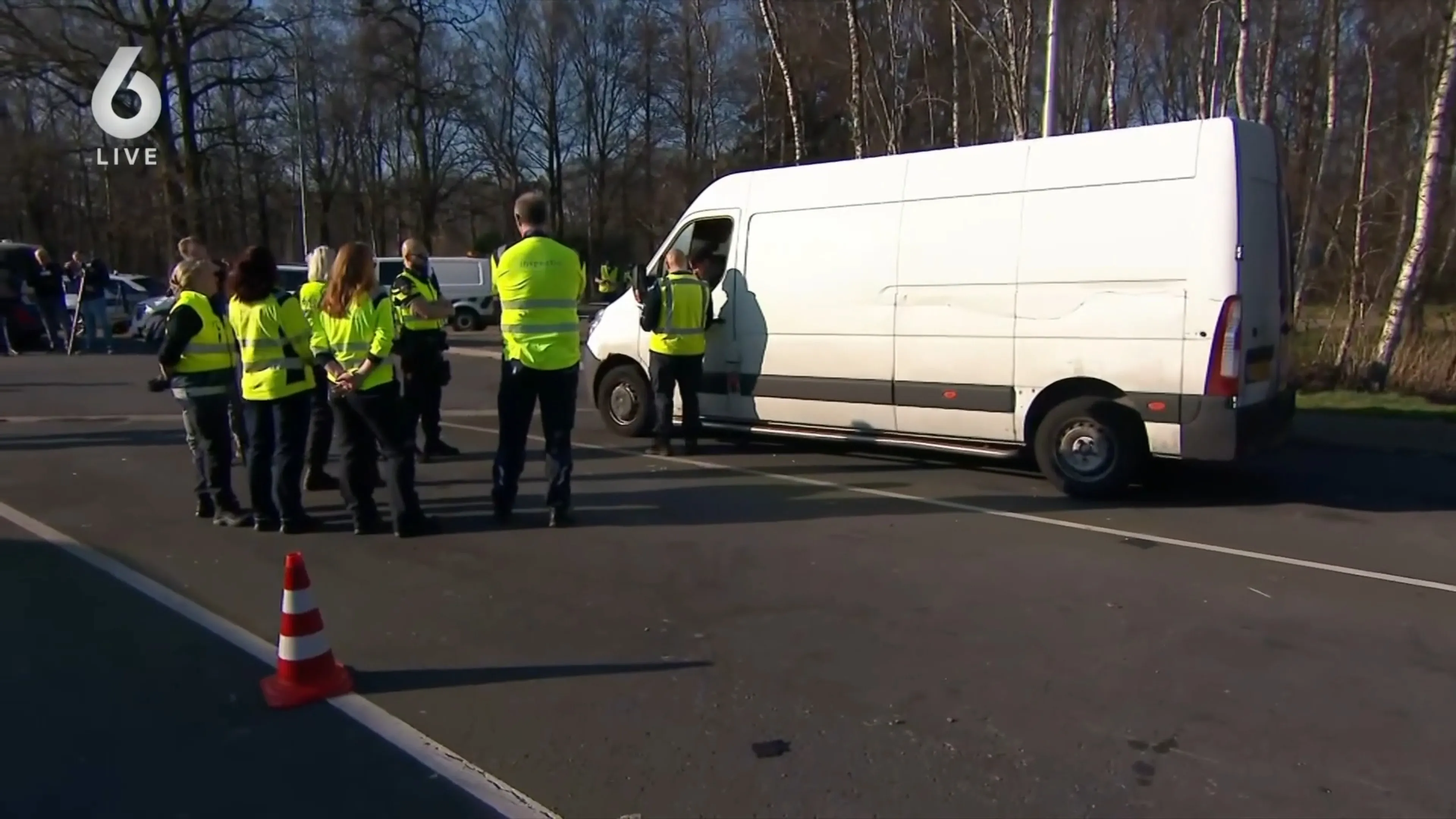 Enorme grenscontrole: 300 agenten controleren auto’s én treinen bij grensactie