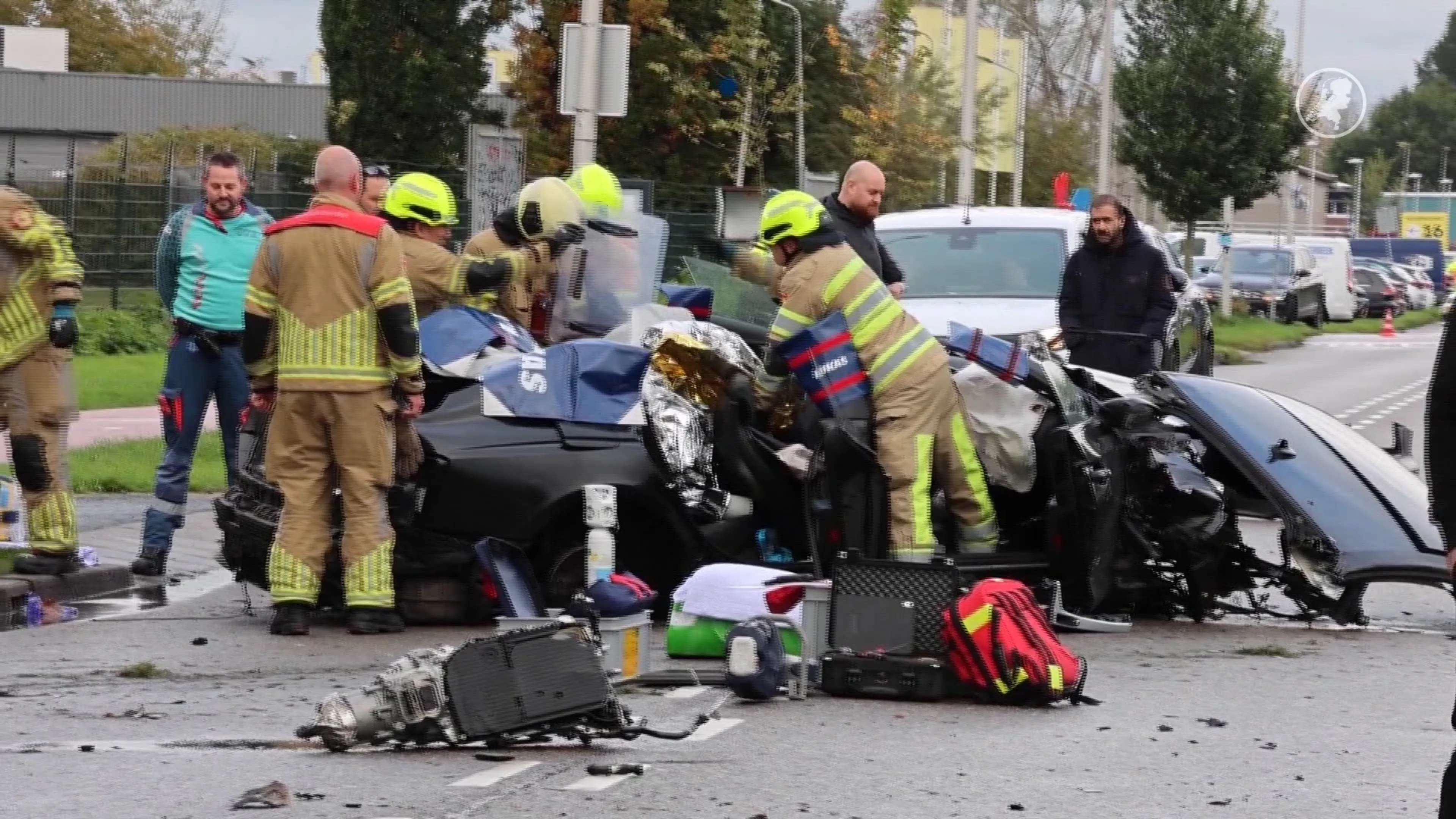 Auto's in Utrecht botsen op elkaar, flinke ravage