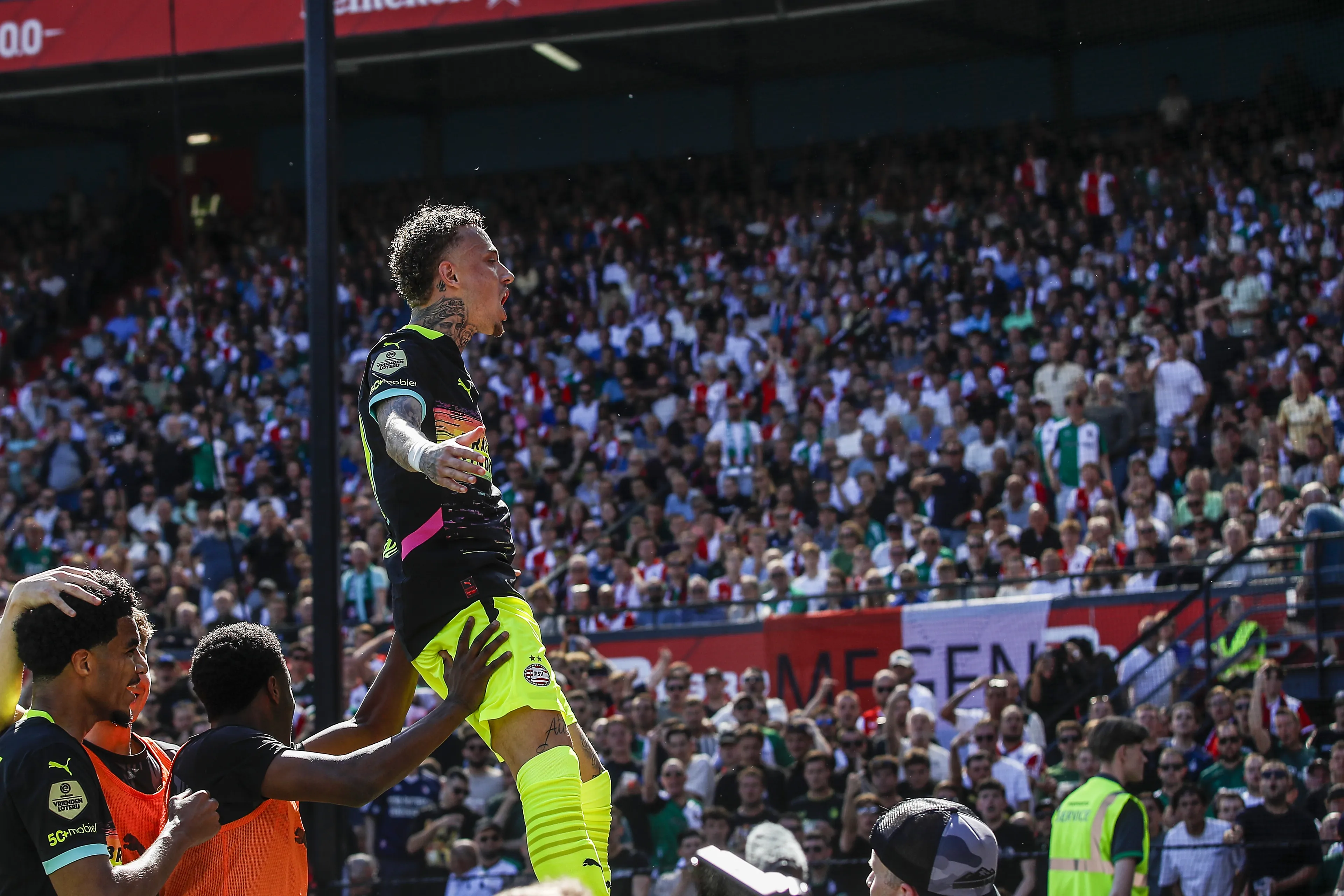 PSV verslaat Feyenoord in topper na magistrale comeback