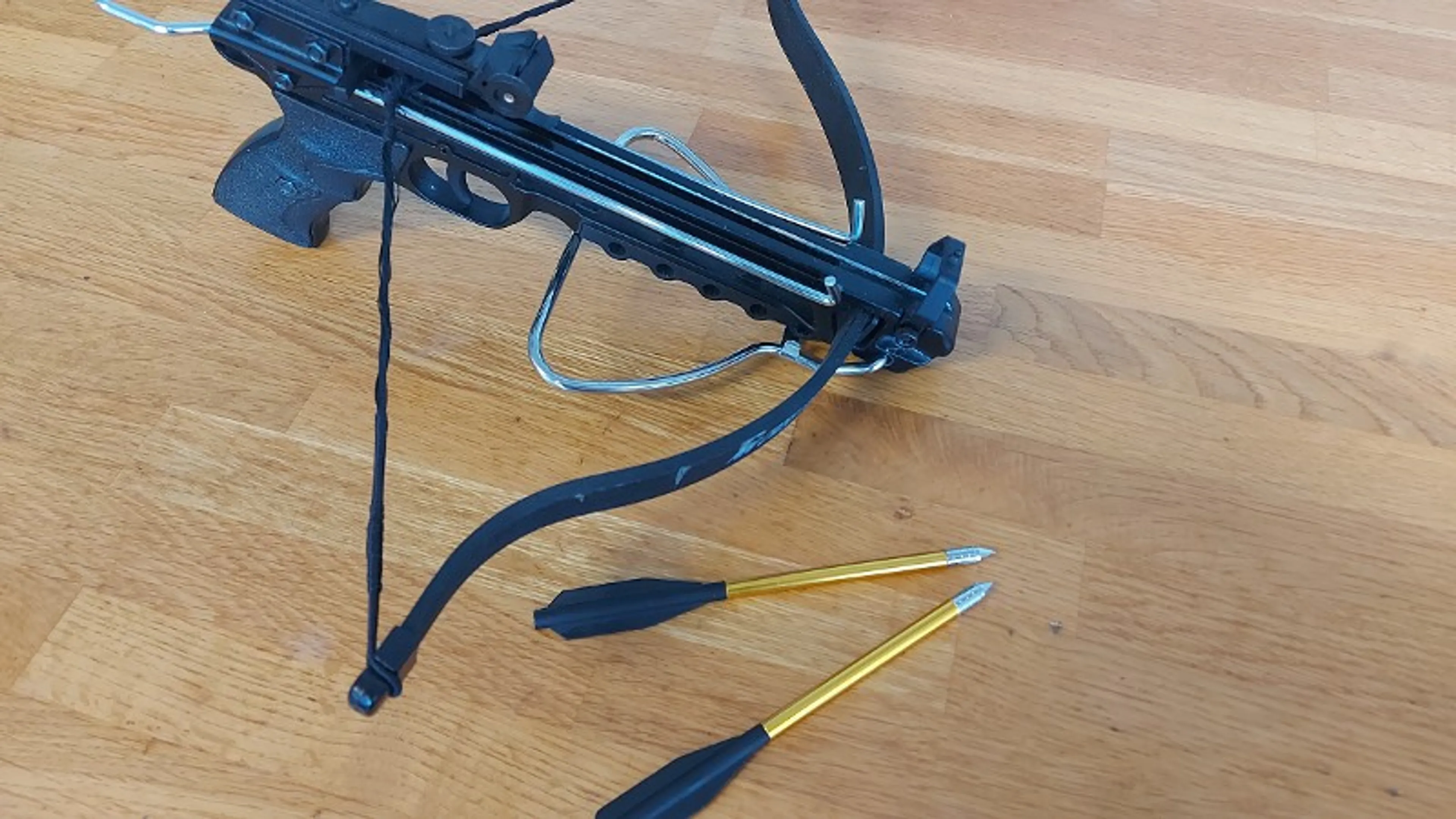Minderjarige 'mystery shopper' schaft zonder problemen machetes en kruisbogen aan