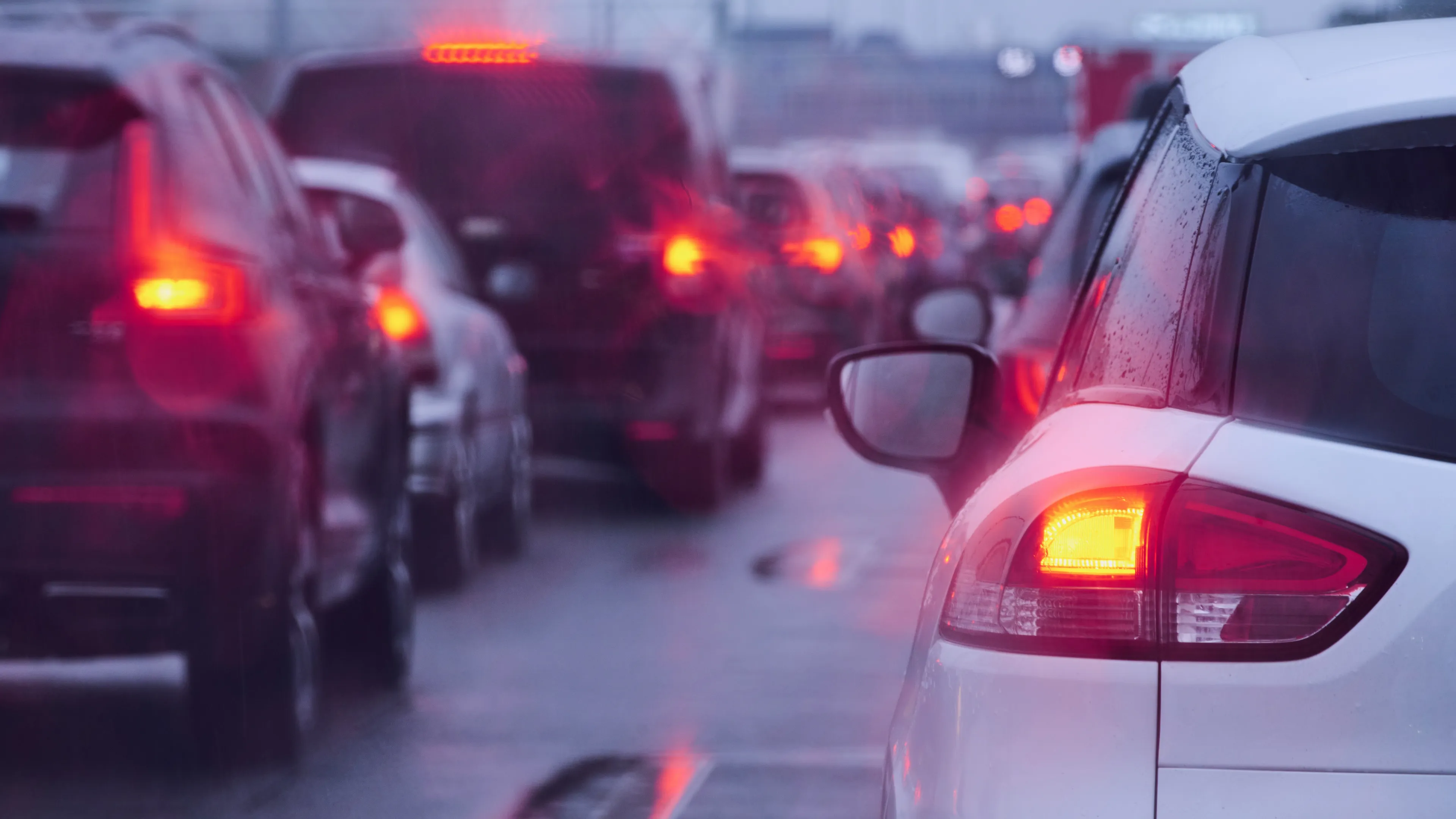 Drukke ochtendspits door winters weer, meer dan 1000 kilometer file
