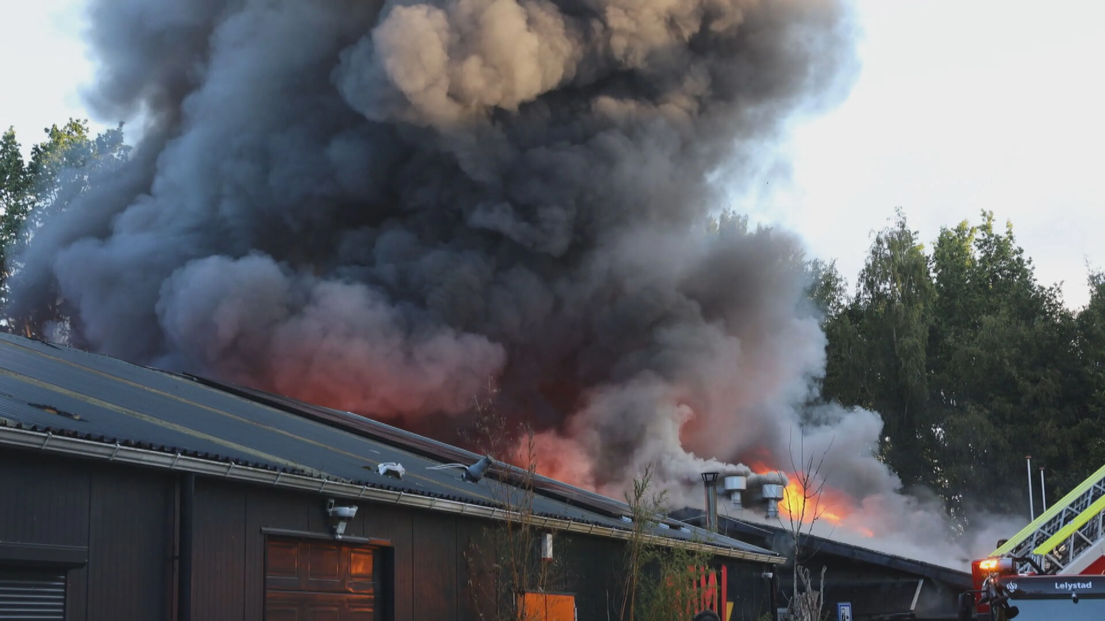 Grote brand verwoest voormalige parenclub in Lelystad