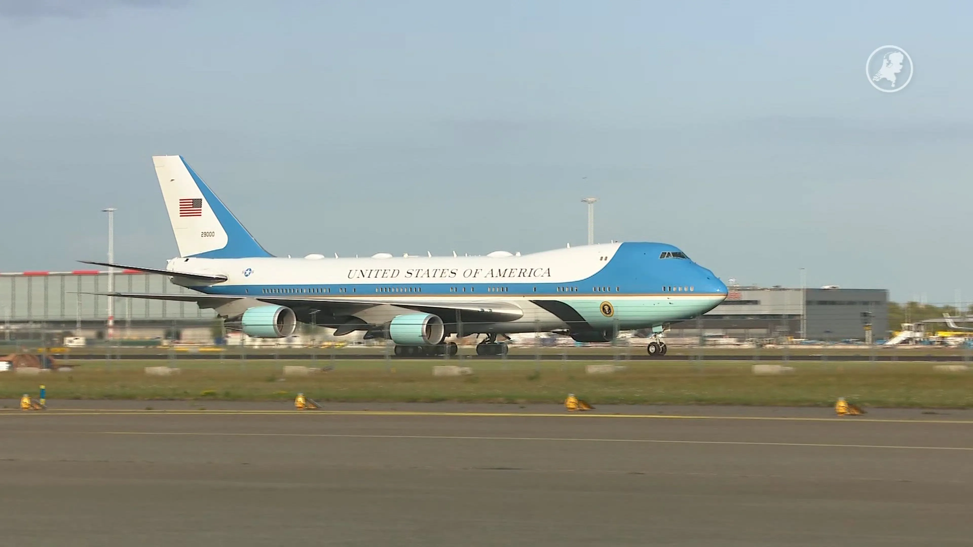 Met wit petje op loopt Trump vliegtuigtrap af op Schiphol
