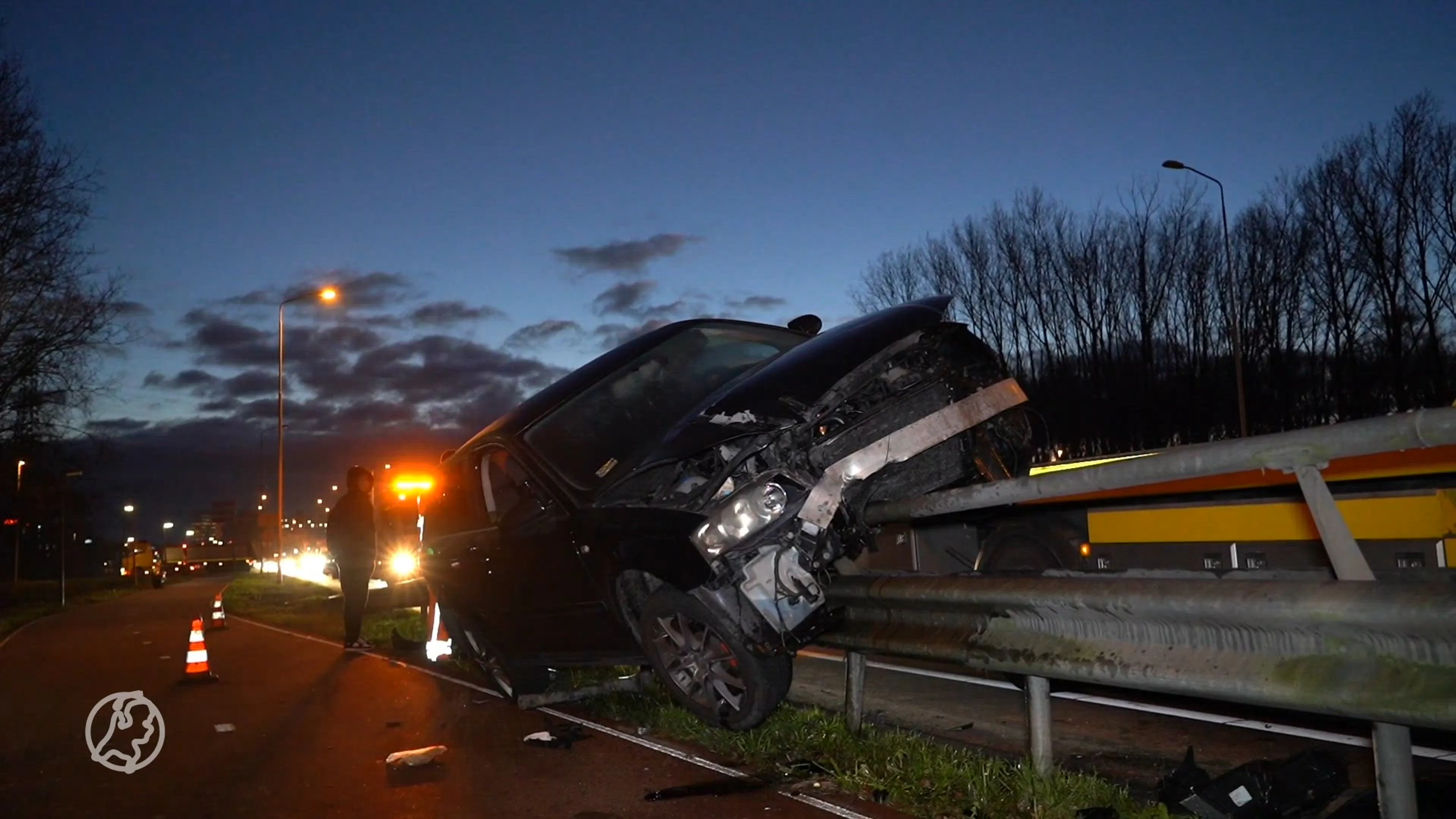 Auto vast op vangrail na ontwijken van dier in Nijmegen