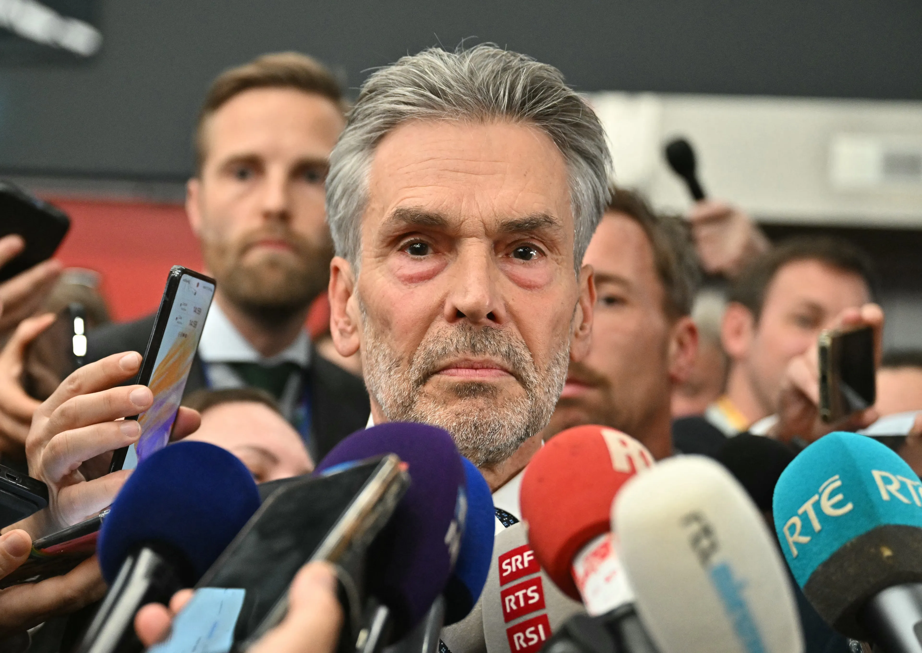 Schoof blijft in Nederland en gaat niet naar klimaattop om nasleep rellen
