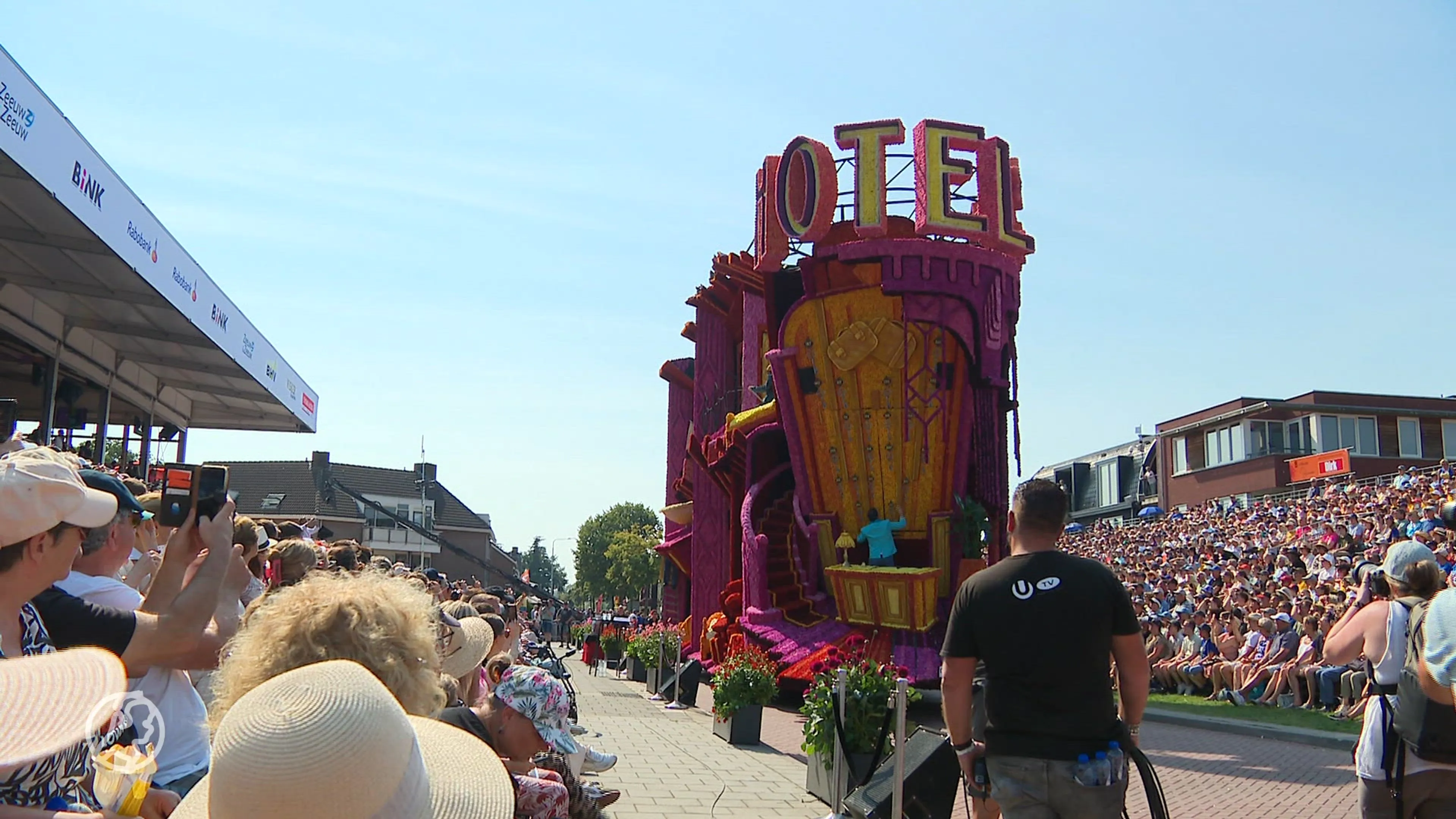 ZIEN: Metershoge praalwagens rijden door Zundert tijdens grootste dahliacorso ter wereld