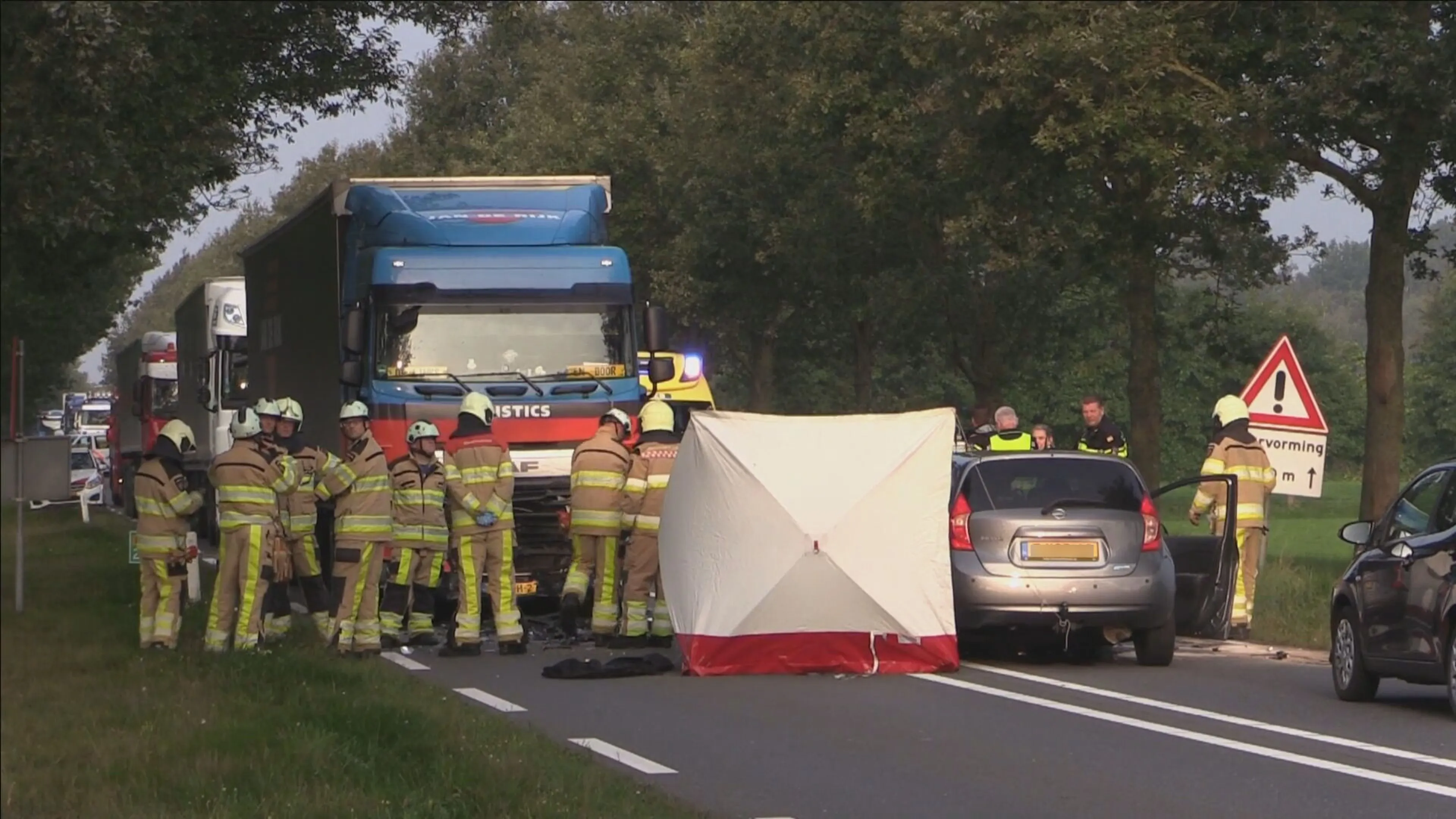 Man overlijdt na frontale botsing met vrachtauto op N35