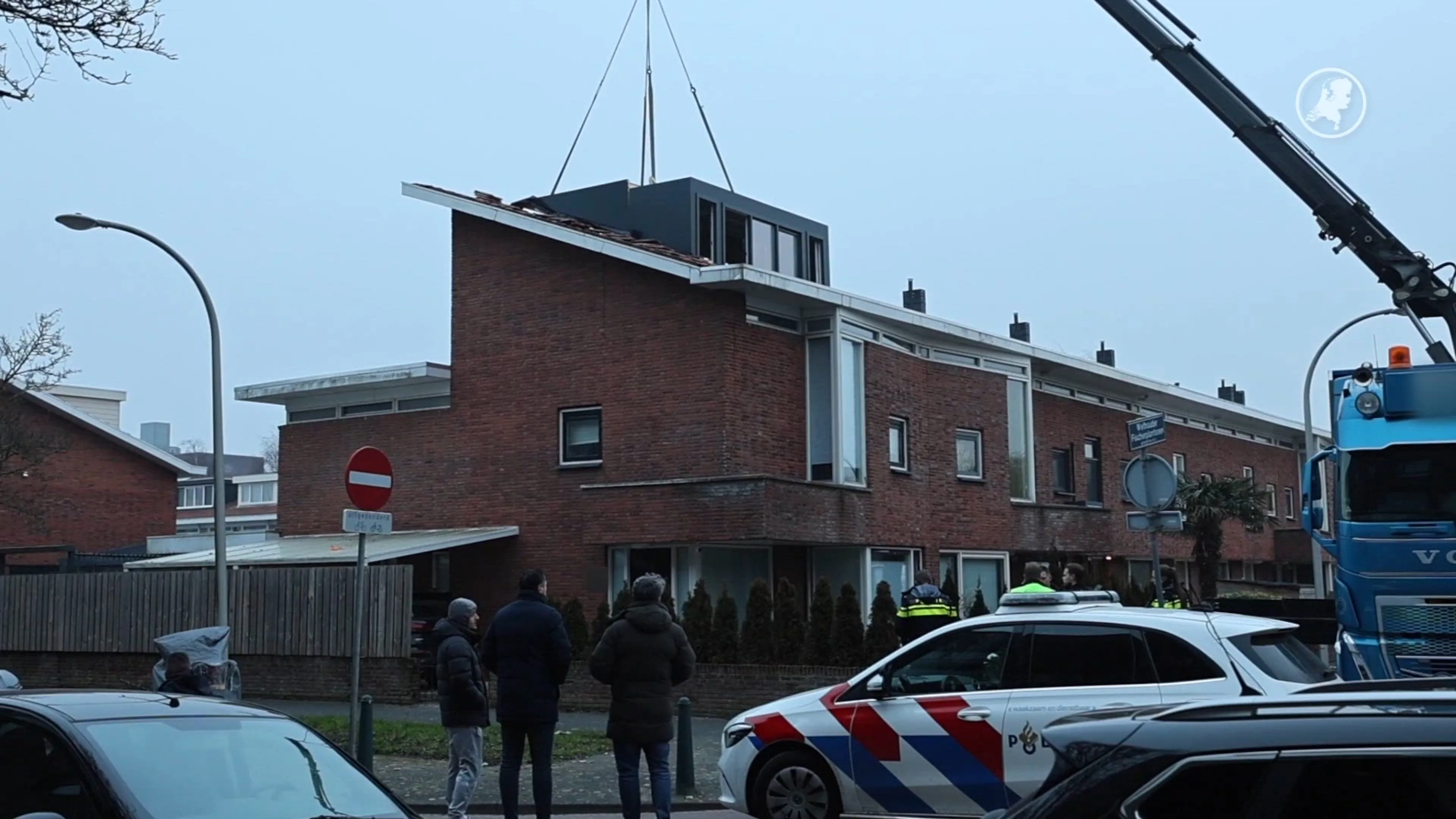 Dodelijk ongeval bij woning in Den Haag: man valt tijdens hijsen dakkapel