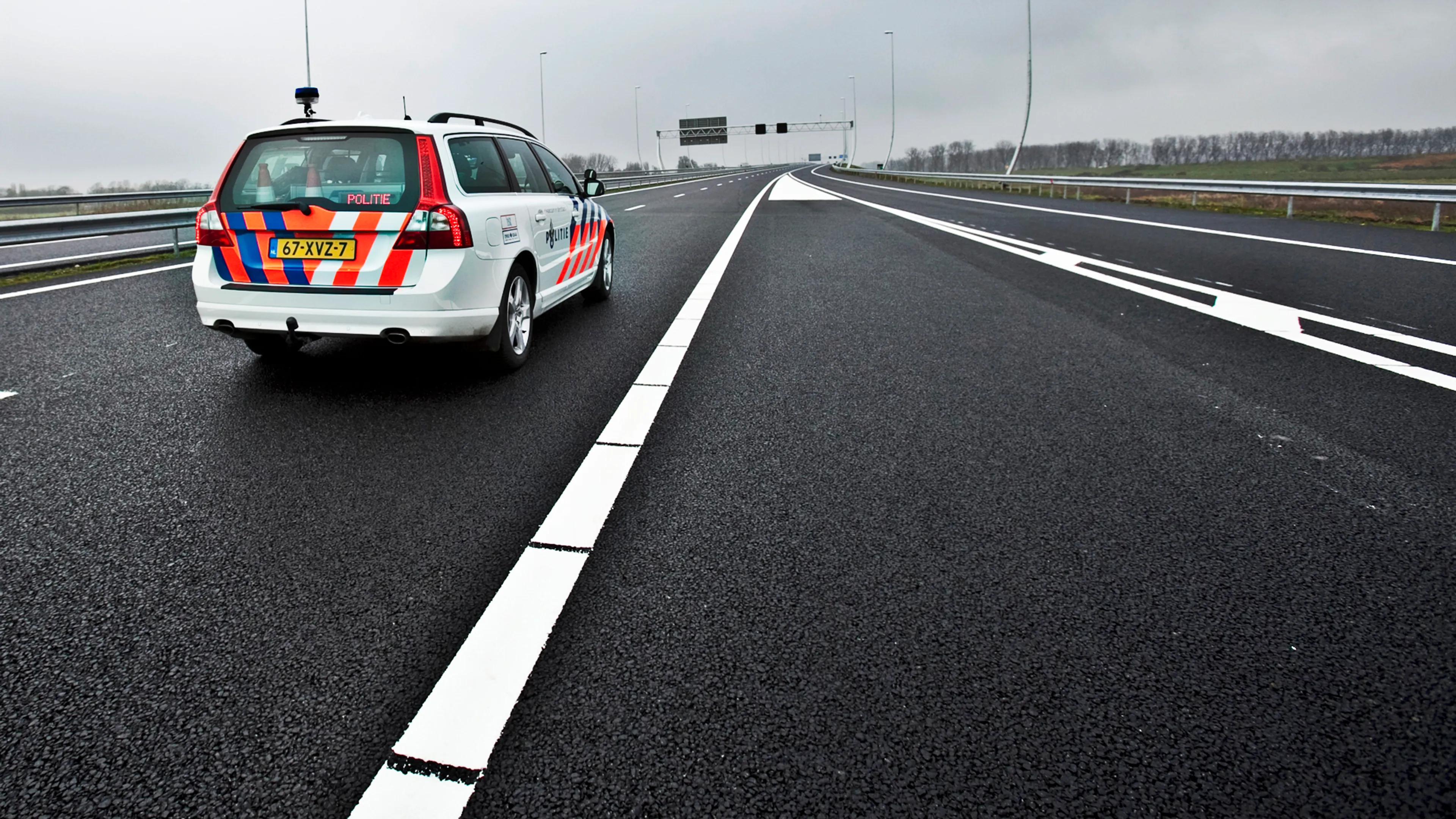 Auto vanuit andere wagen beschoten op ring van Rotterdam