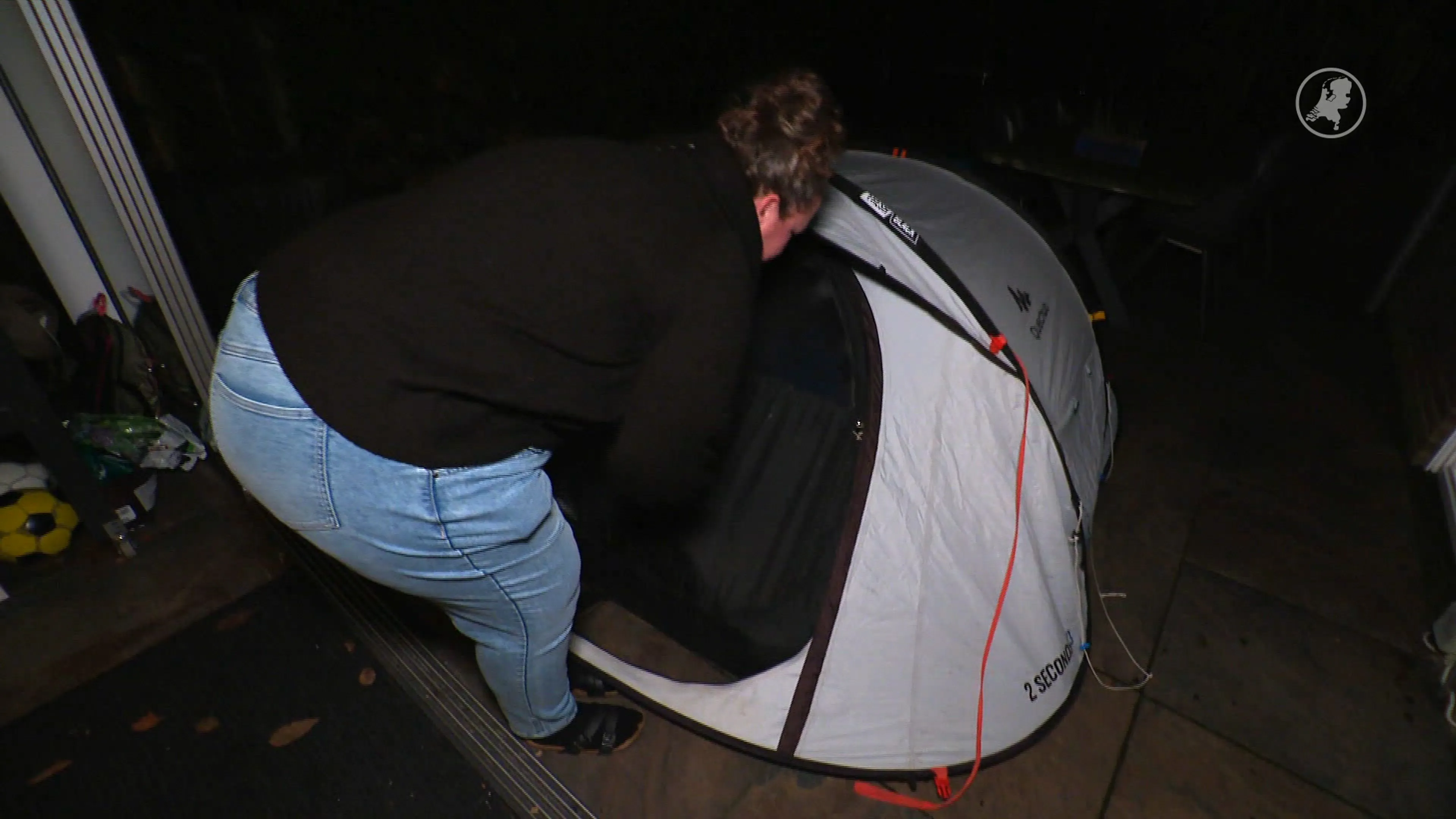 11-jarige Stan sliep maand in tent voor Hersenstichting