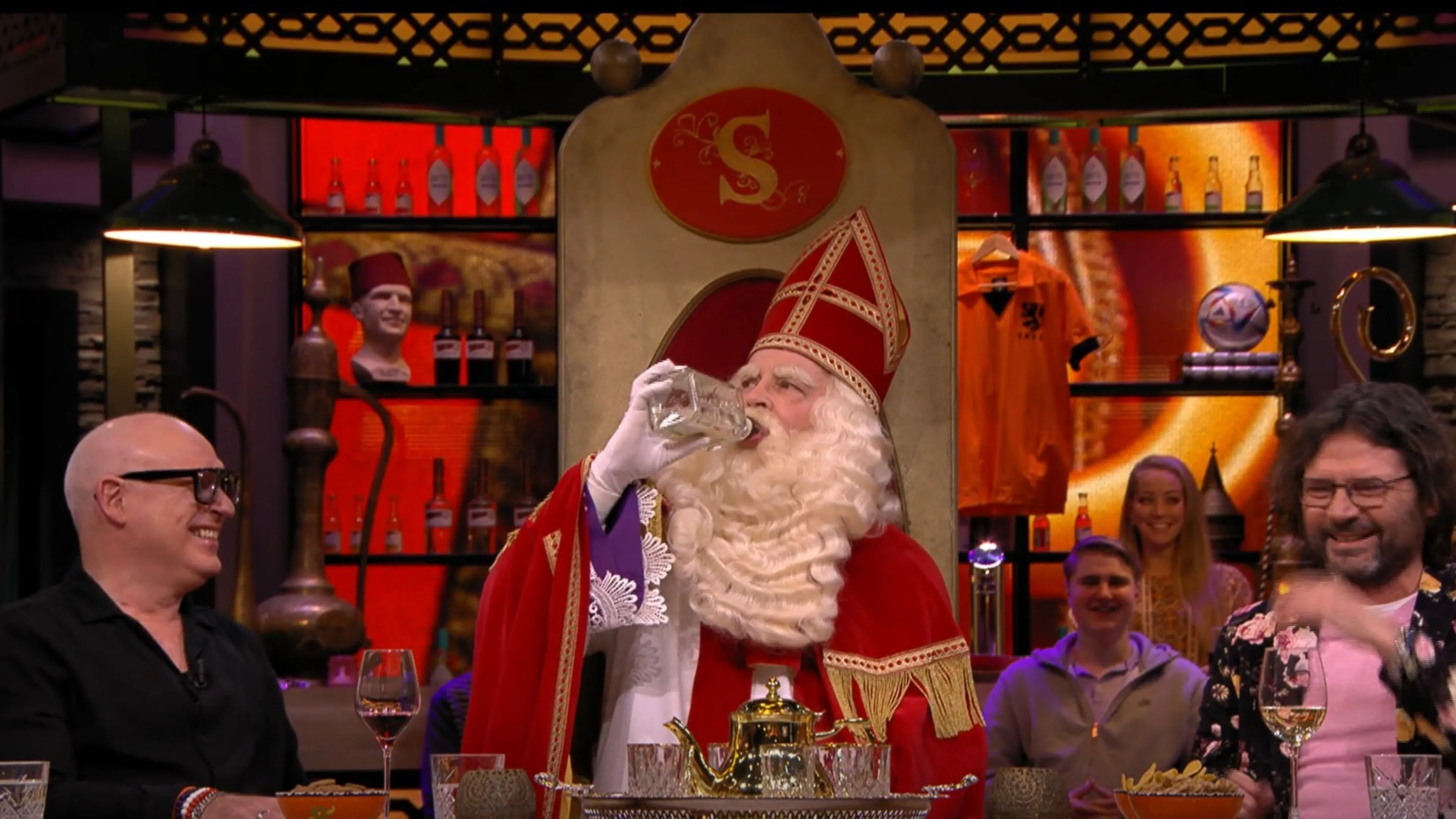 Hilariteit aan tafel bij VI-heren: Sinterklaas neemt pikant cadeautje mee