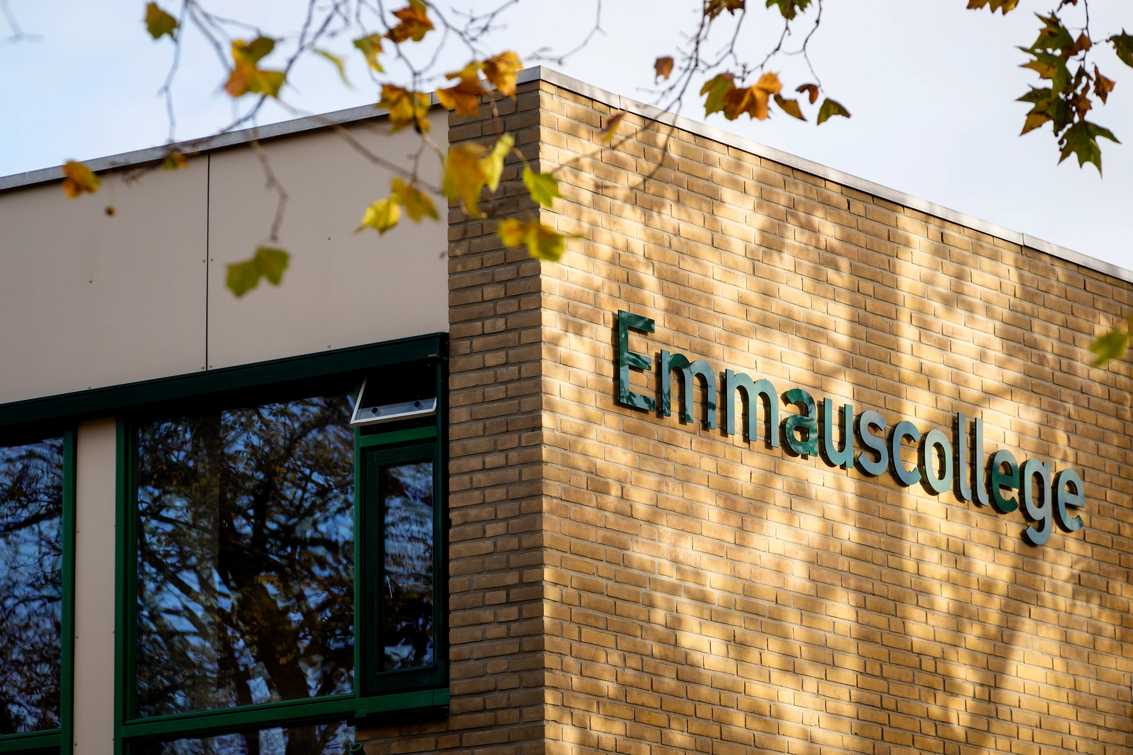 Kamerleden woedend over aanval cameraploeg PowNed bij Emmauscollege