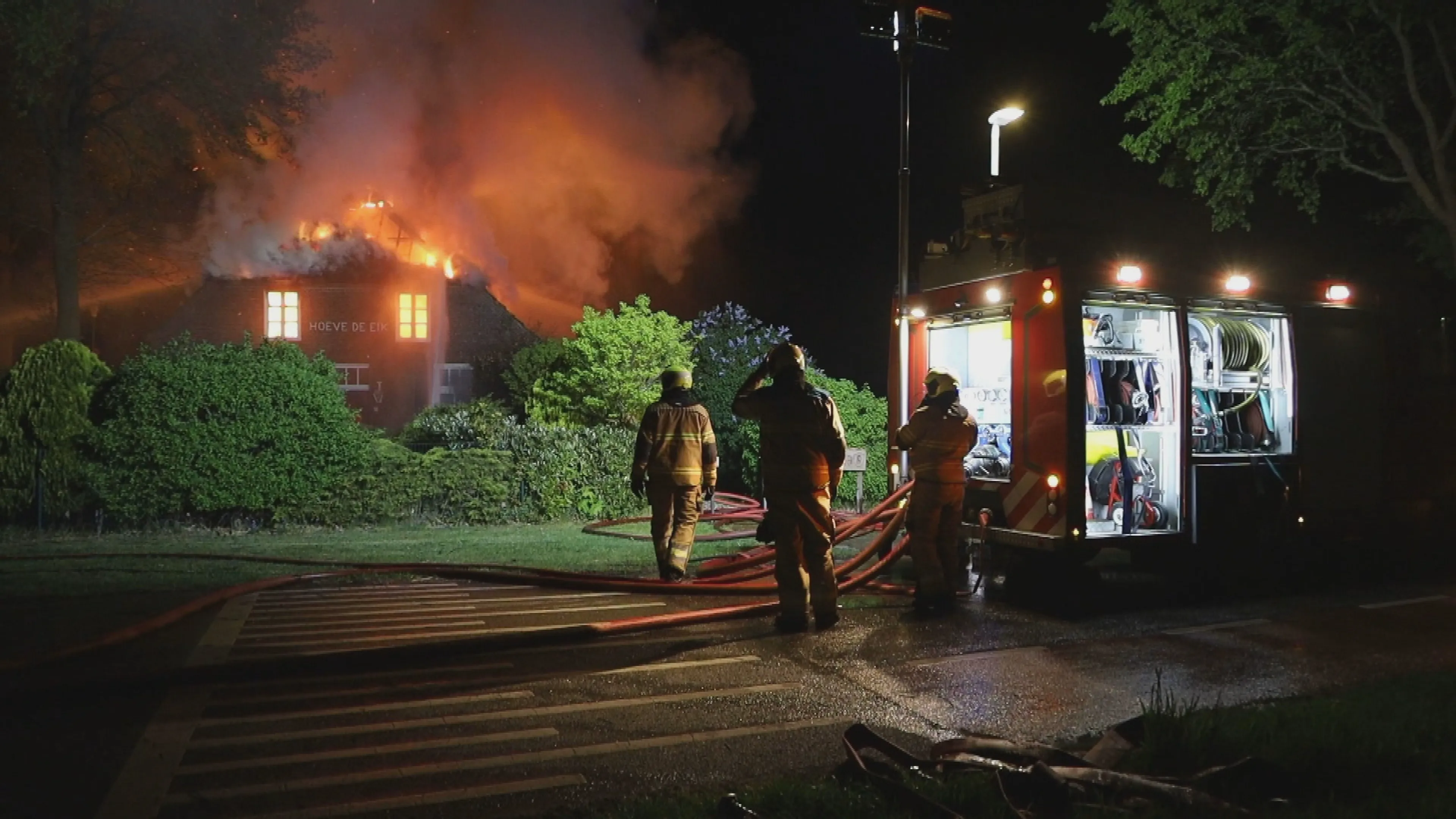 Grote brand verwoest woning met rieten dak in Zeeland