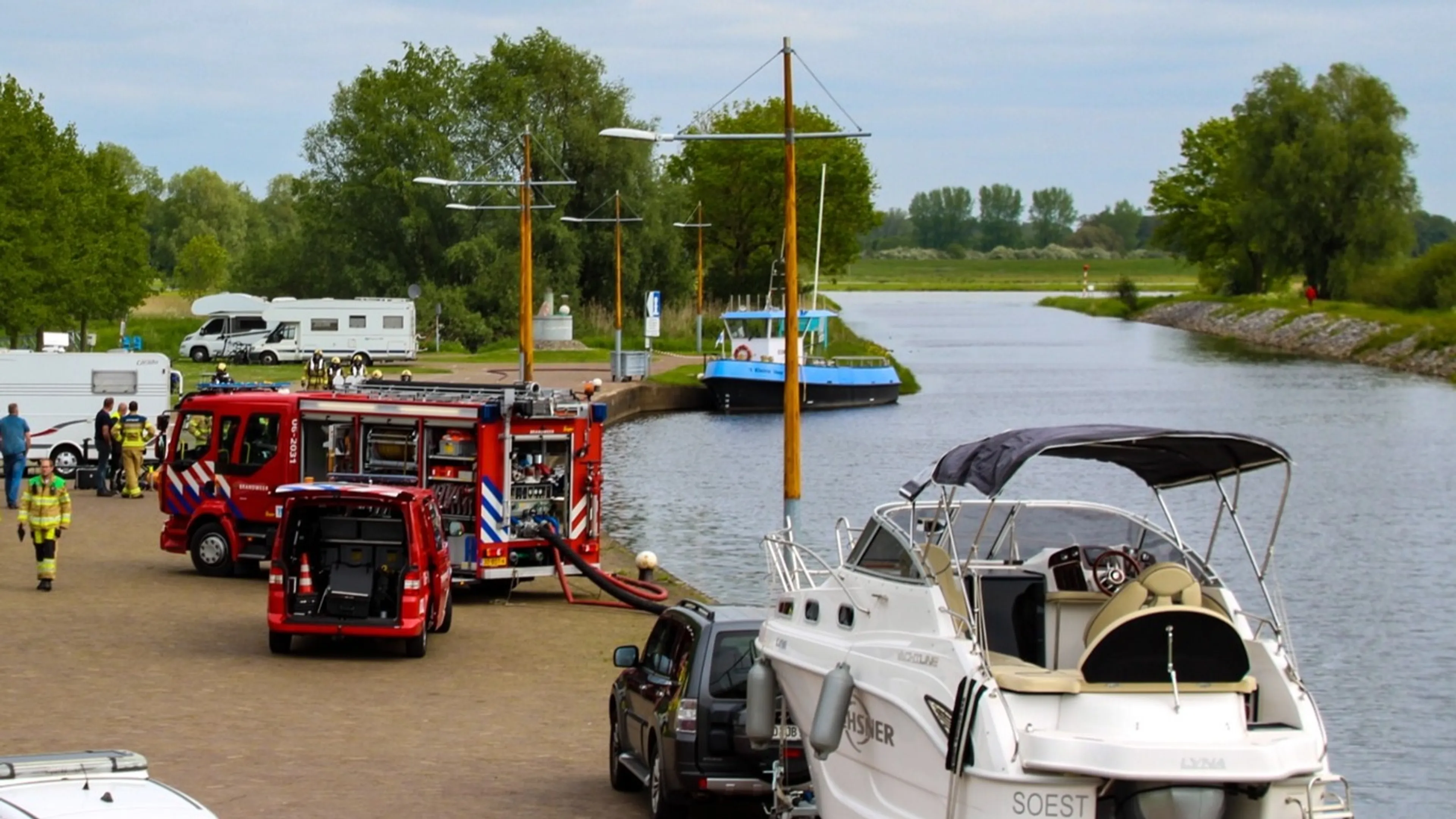 Mensen onwel door lek in accu pont Hattem, waarschuwing voor explosiegevaar