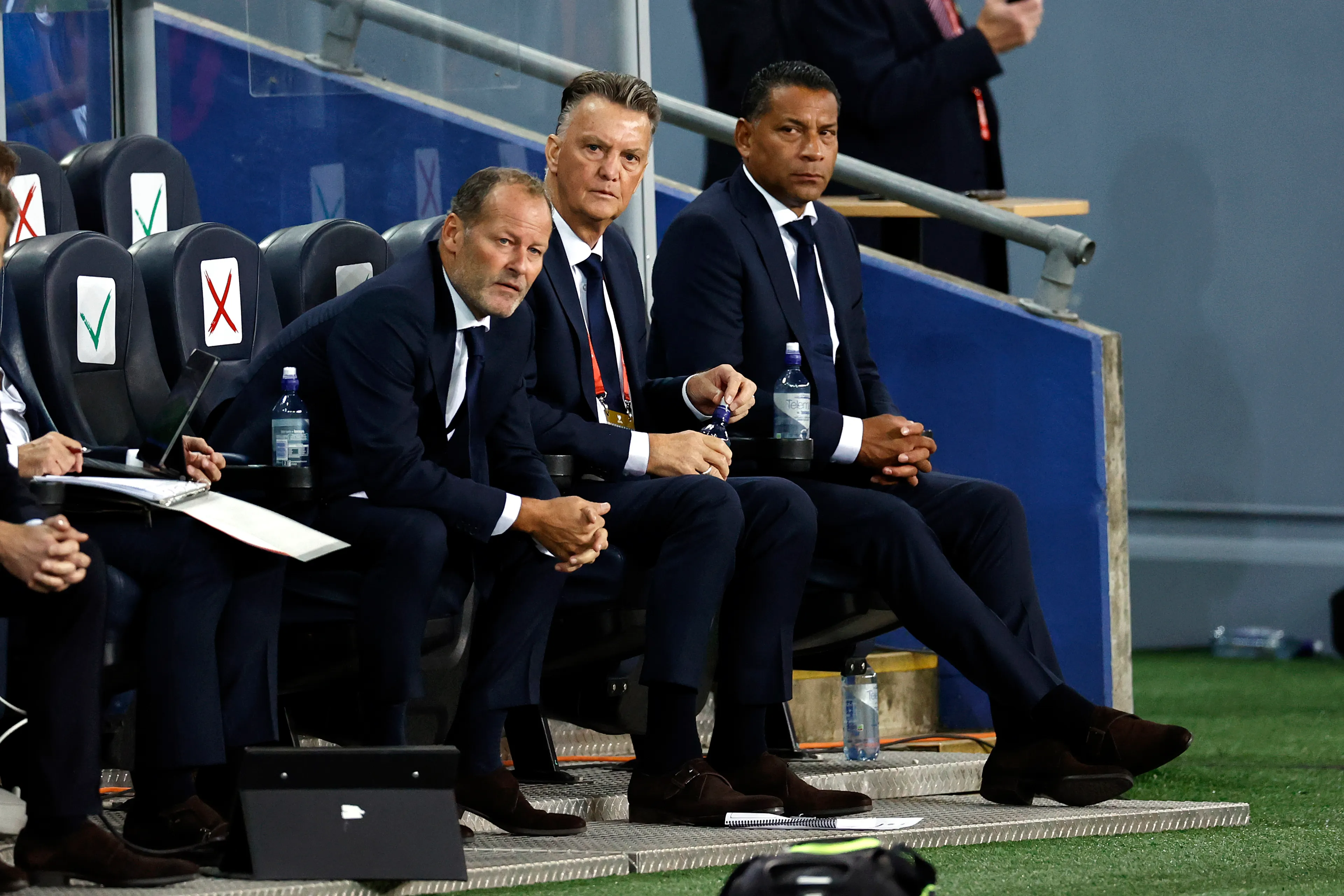 Oranje speelt gelijk in belangrijke eerste wedstrijd onder Louis van Gaal