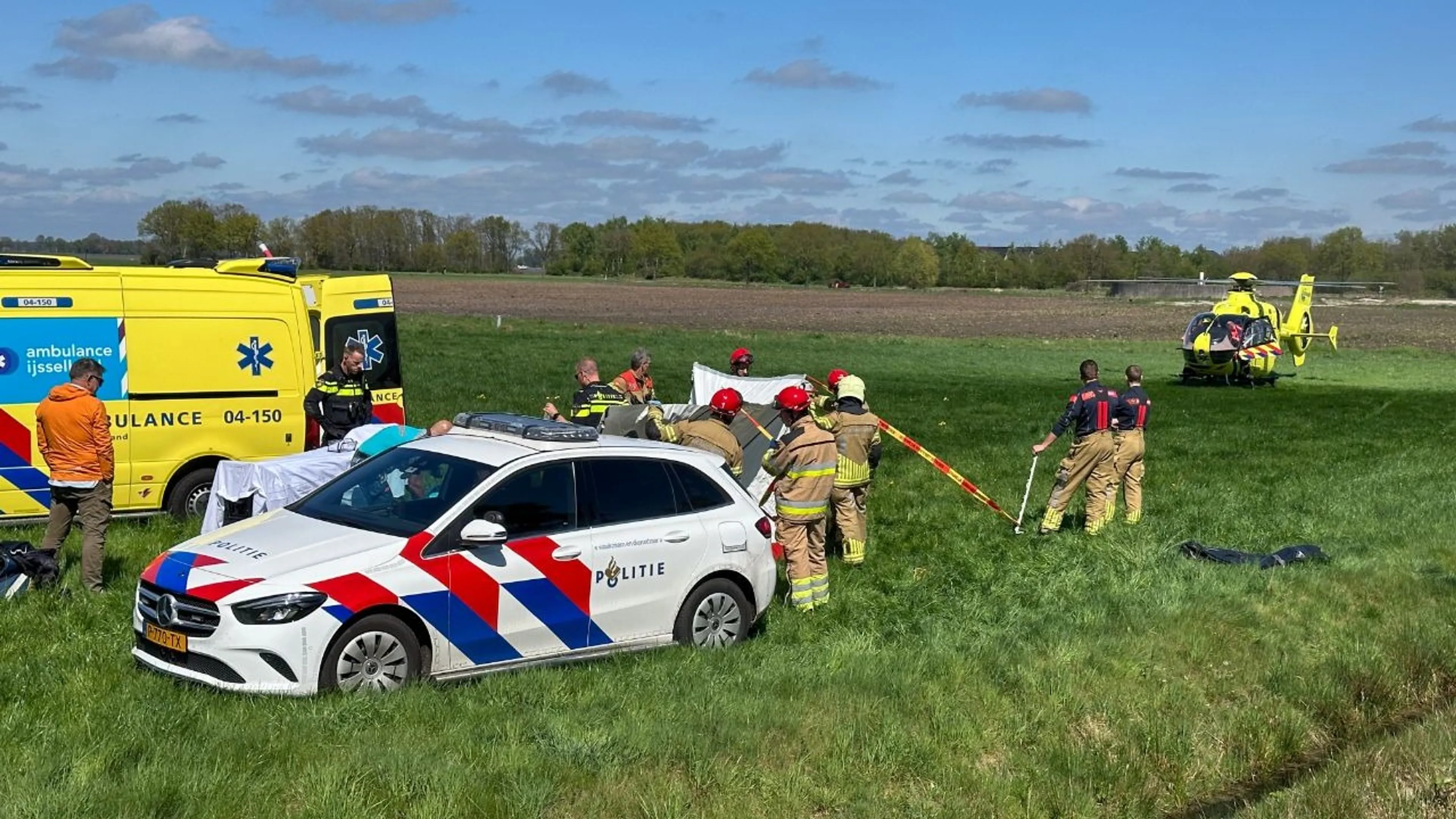 Paraglider neergestort en overleden in weiland in Sibculo