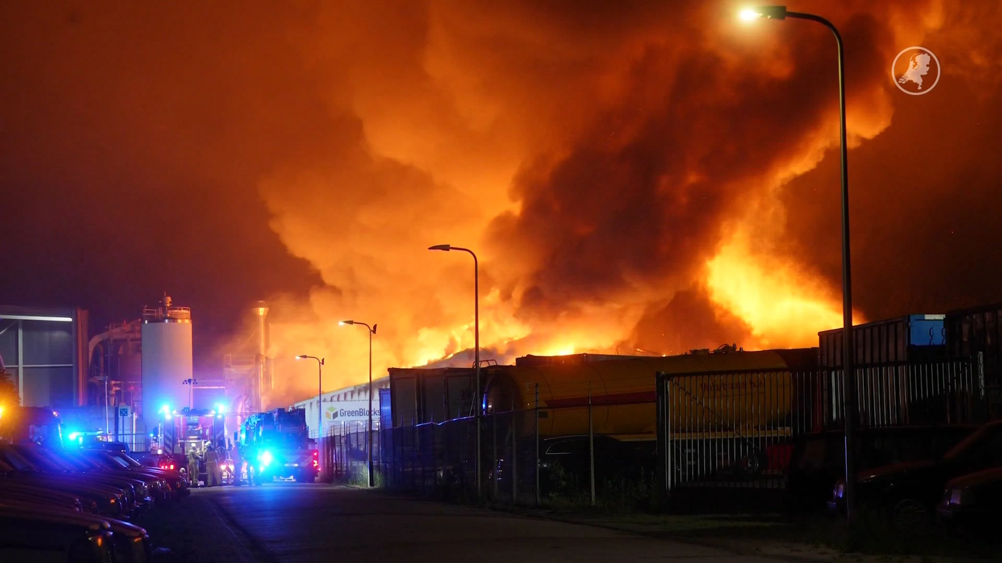 Brandweer probeert grote brand Coevorden te blussen